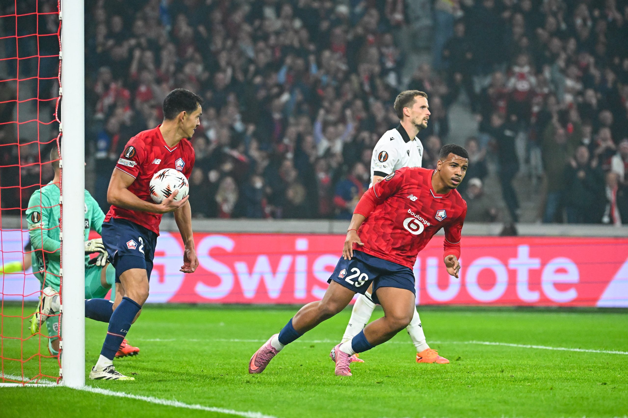Les Lillois récupérant le ballon après le but d'Igamane pour revenir à 2-3.