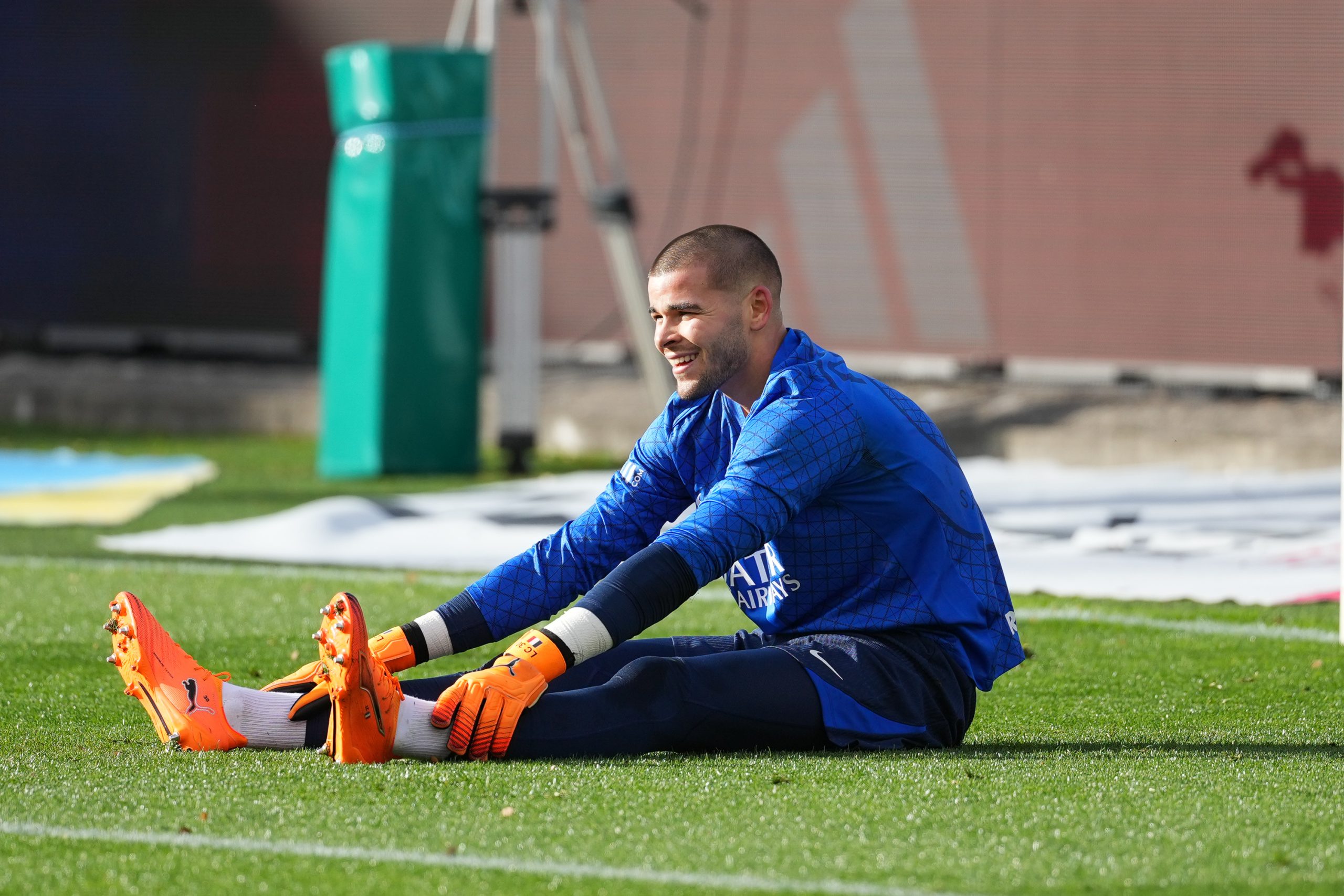 Lucas Chevalier tout sourire lors d'un échauffement avec le PSG.