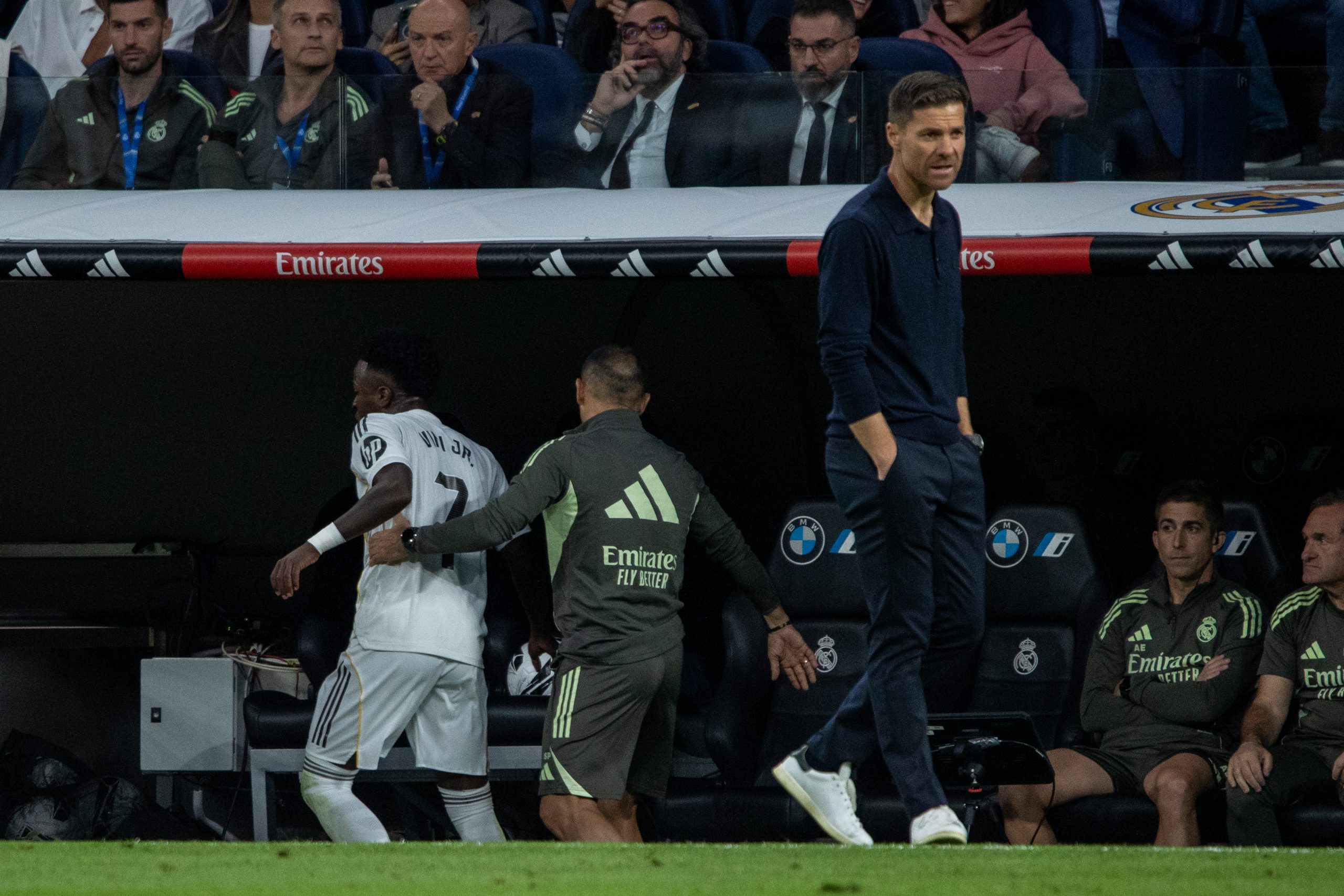 L'entraîneur du Real Madrid, Xabi Alonso, avec un Vinicius Jr mécontent derrière lui.
