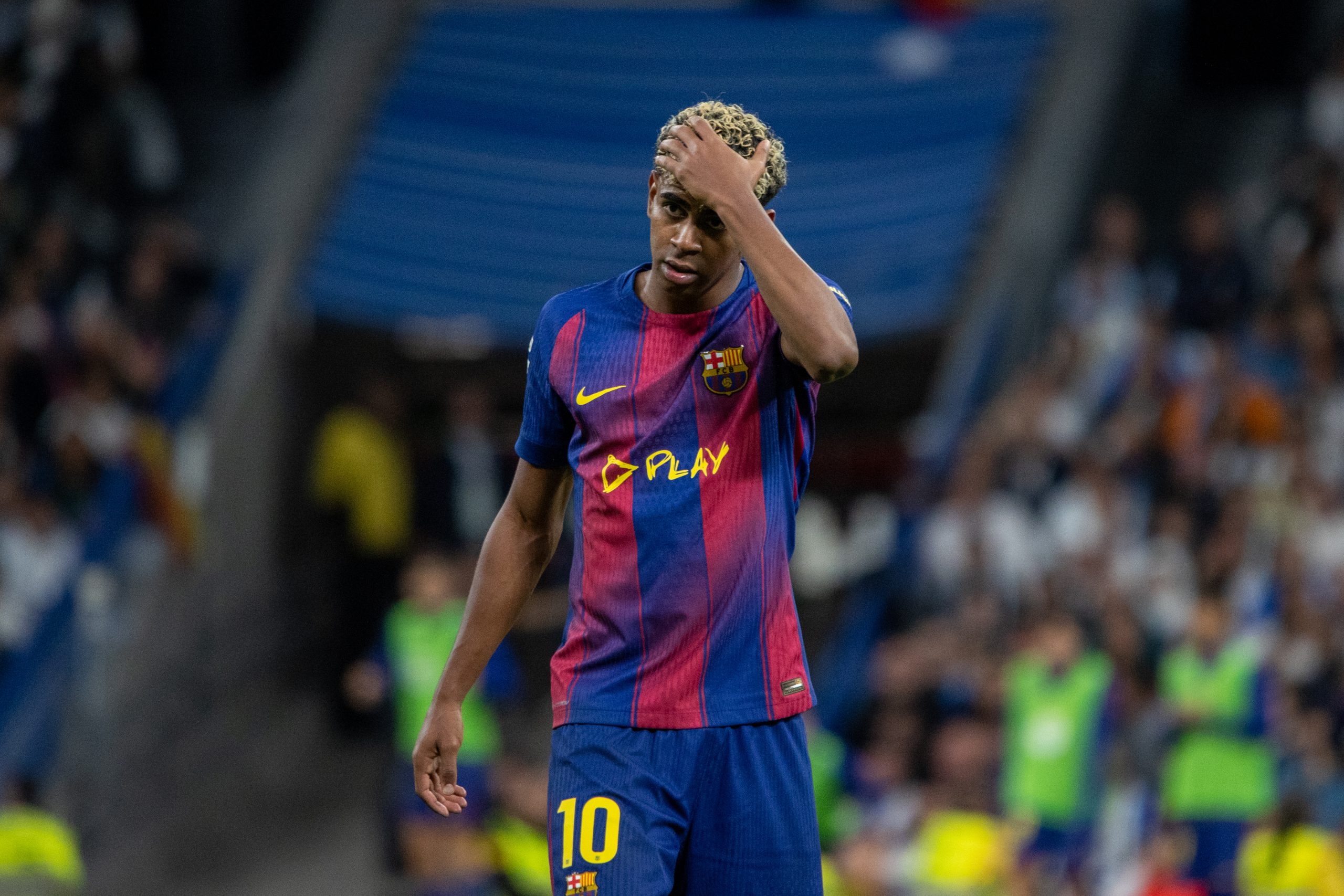 Lamine Yamal se prenant la tête lors du Clasico entre le Real Madrid et le FC Barcelone.