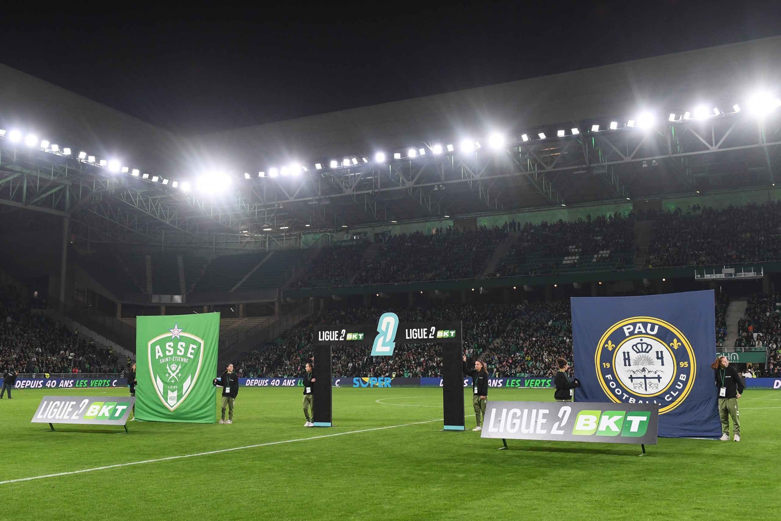 Le stade Geoffroy-Guichard, avec un match de l'ASSE contre Pau.
