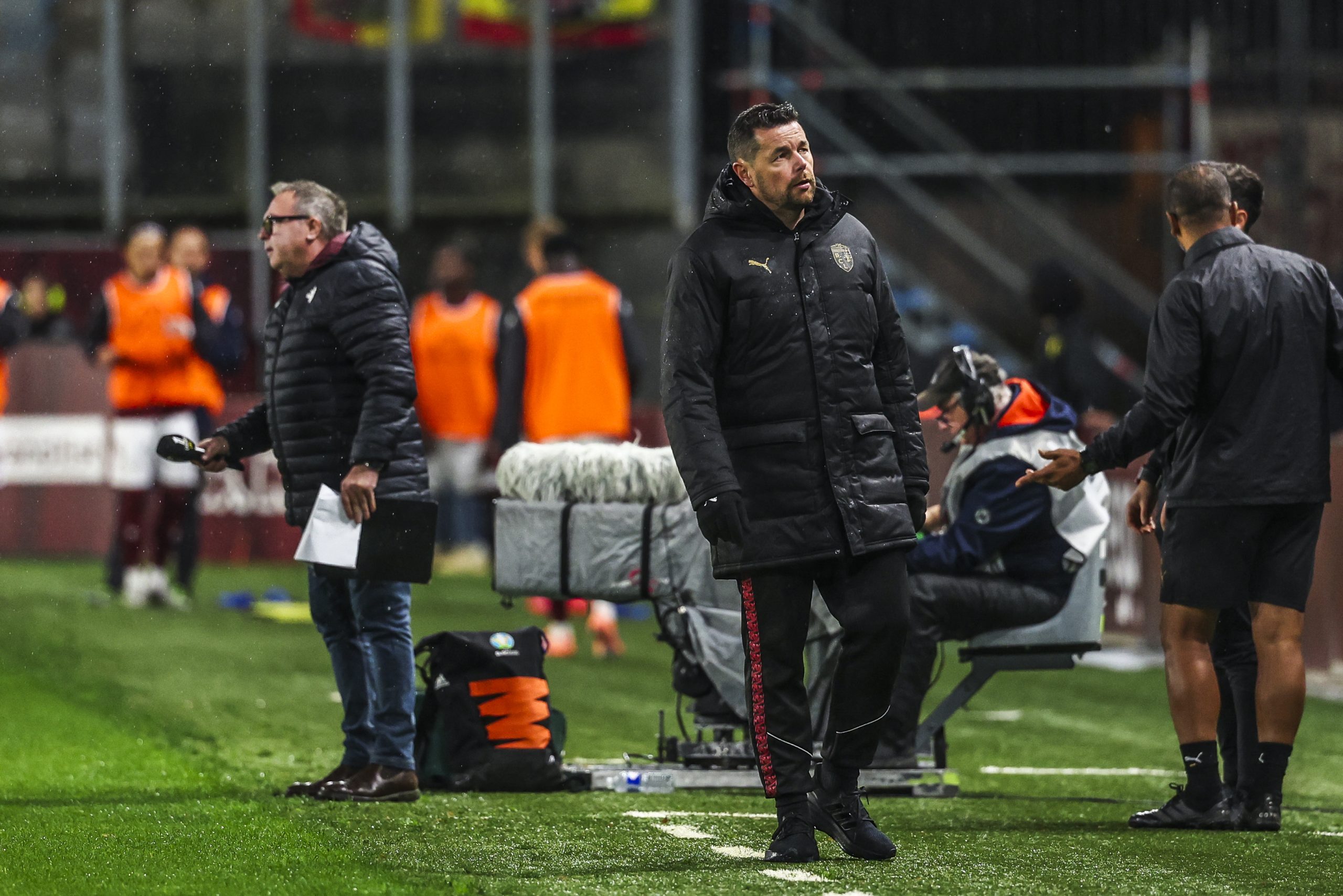 L'entraîneur du RC Lens, Pierre Sage, déçu lors du match à Metz.