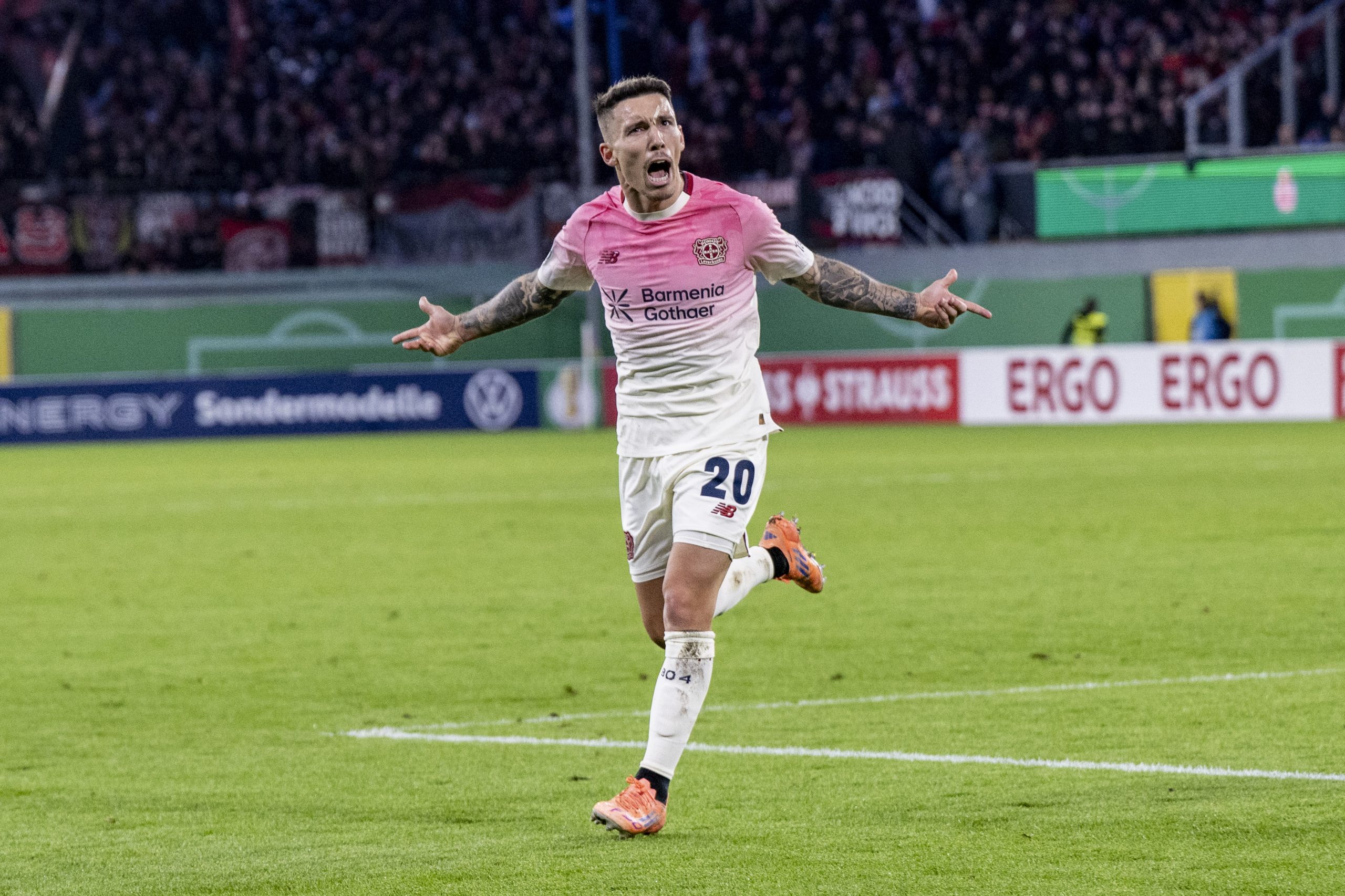 La joie d'Alejandro Grimaldo après un but avec Leverkusen contre Paderborn.