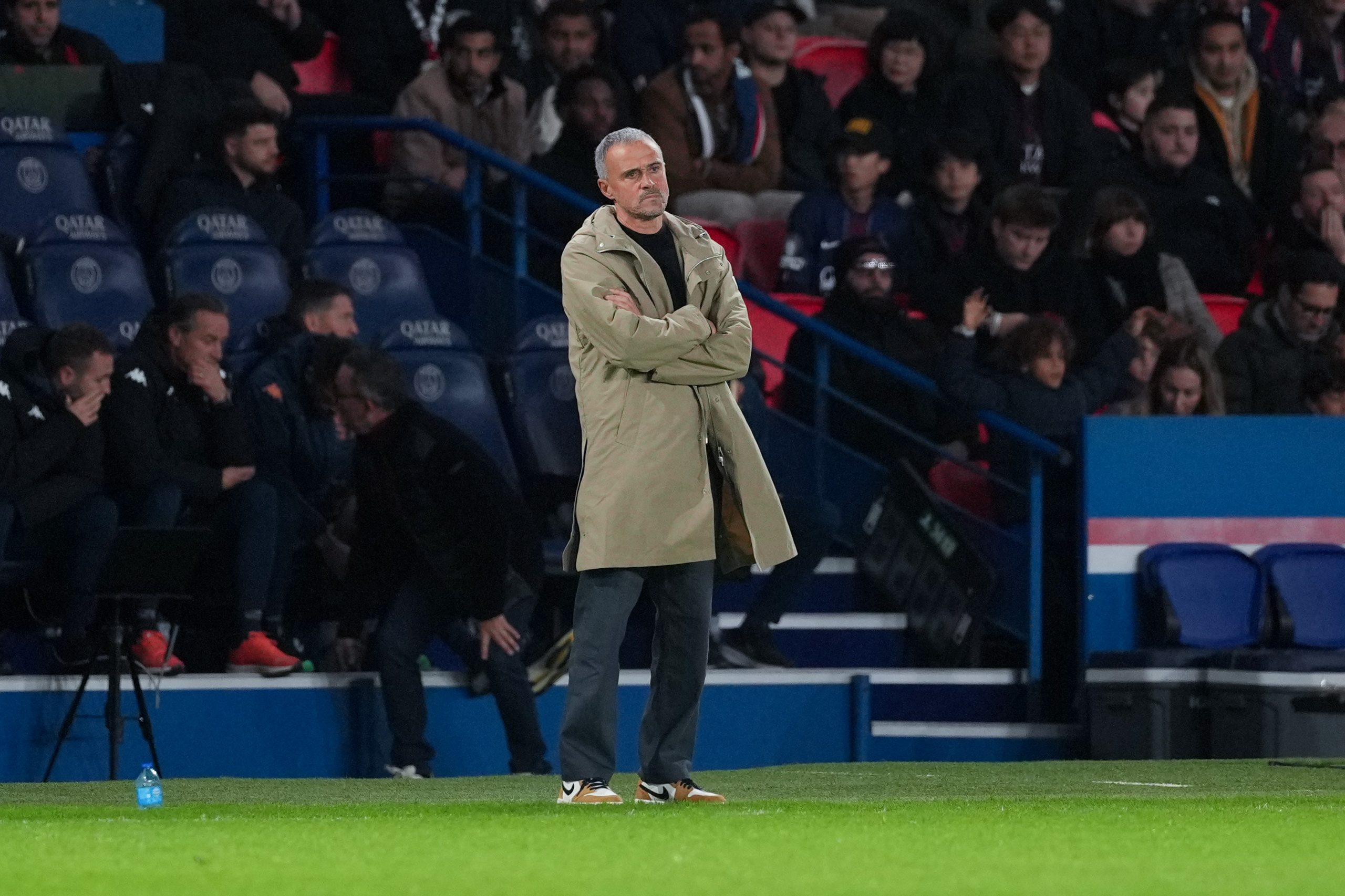 Luis Enrique sur le bord de la touche lors du match entre le PSG et l'OGC Nice.