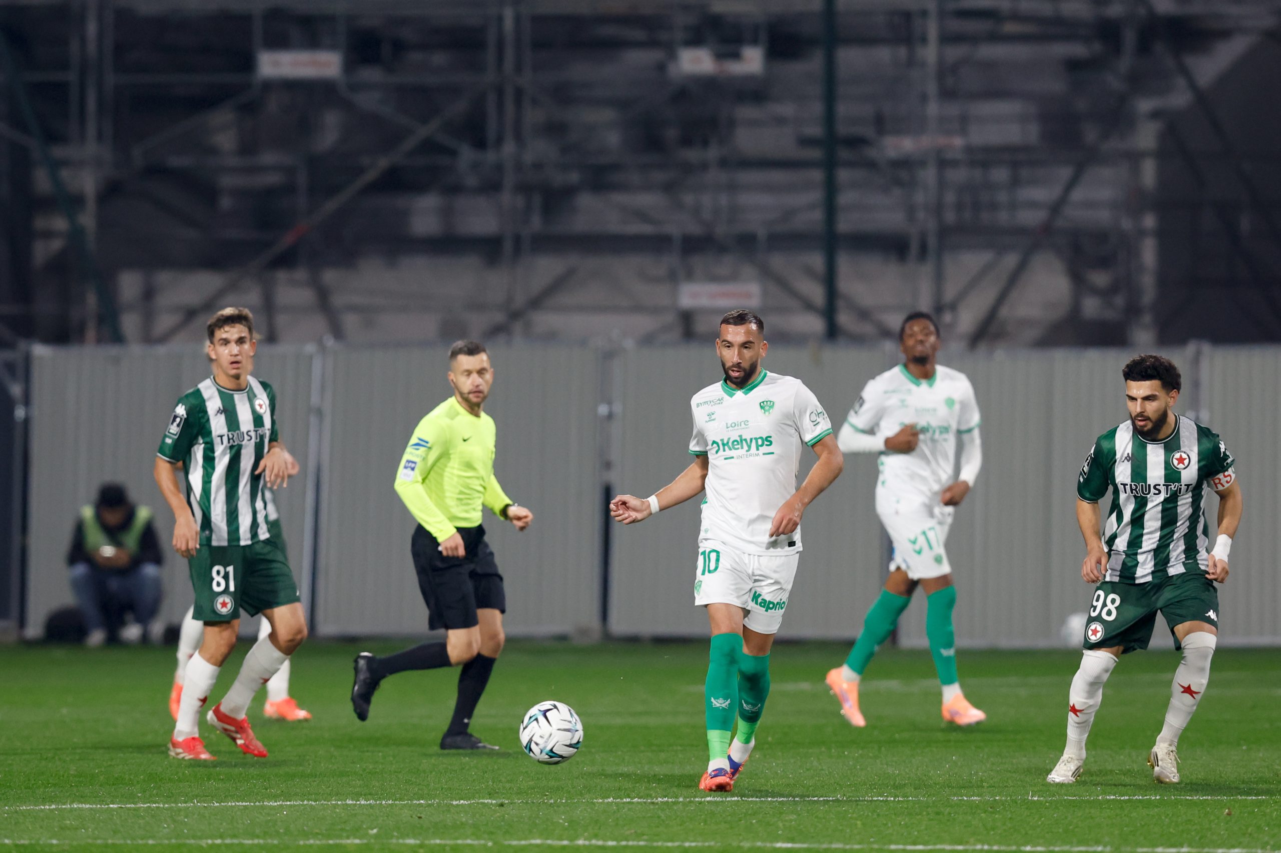Florian Tardieu en action lors du match de l'ASSE sur la pelouse du Red Star.