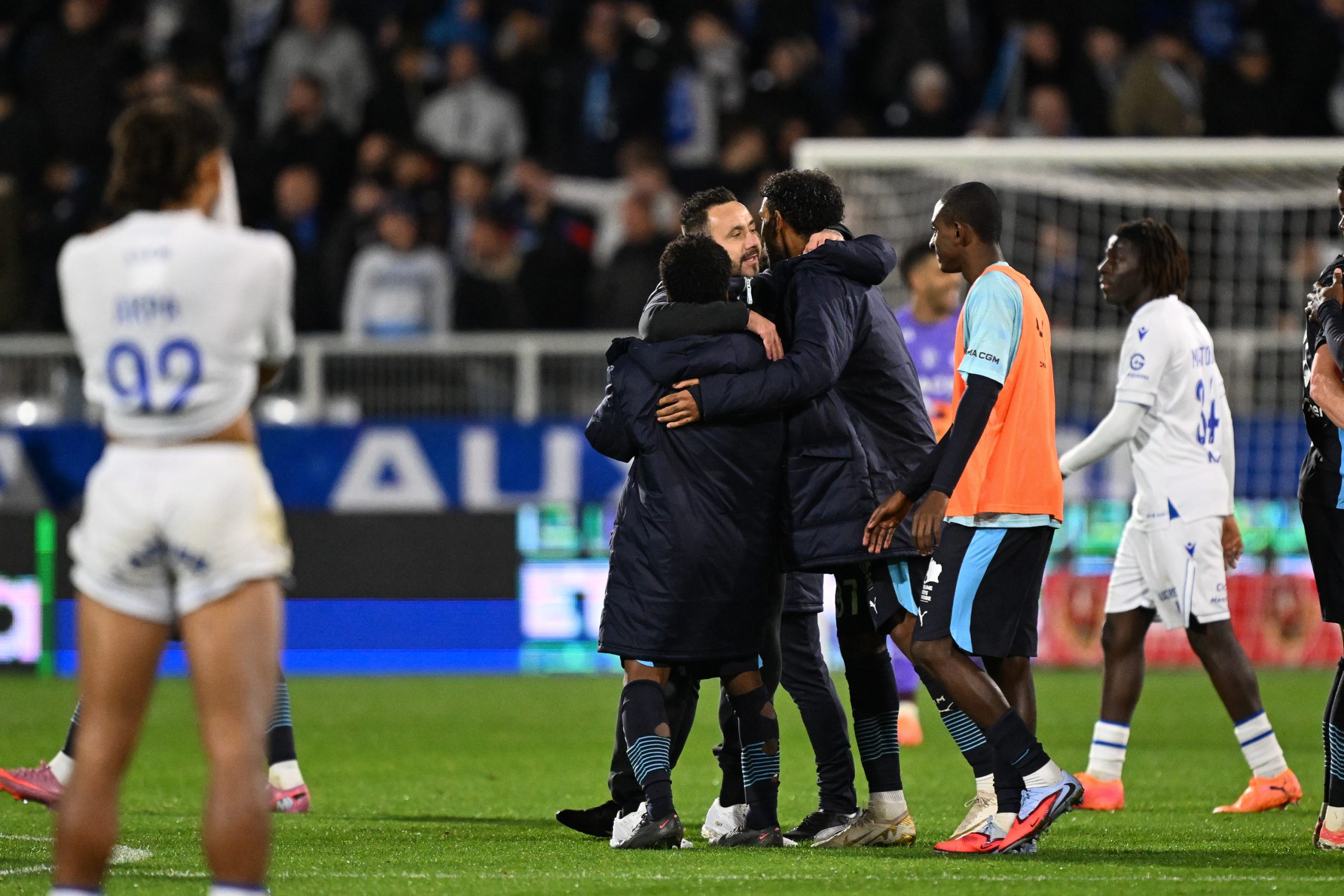 La joie de Roberto De Zerbi avec ses joueurs après la victoire à Auxerre.