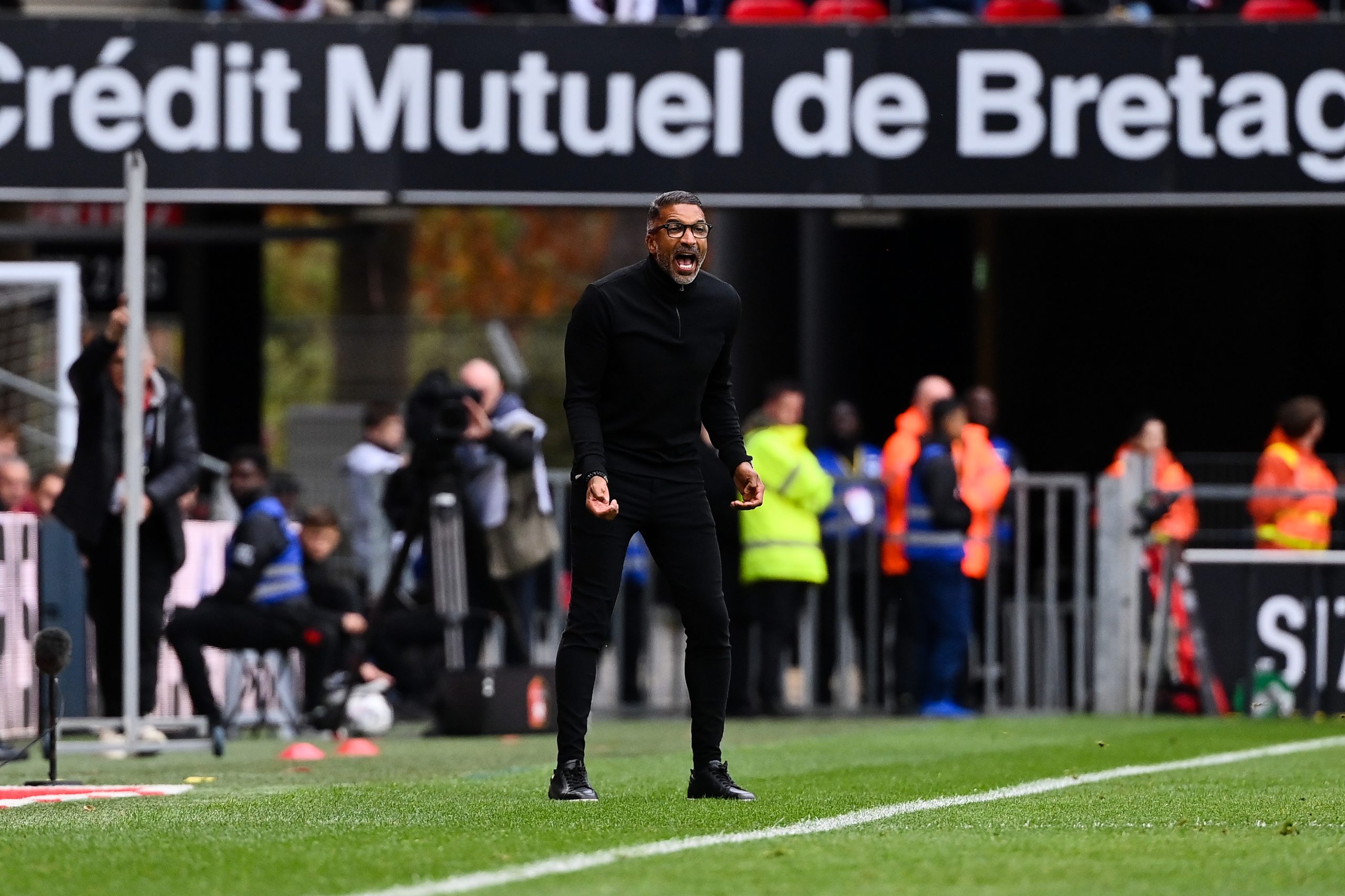 Habib Beye hurlant ses ordres lors du match entre le Stade Rennais et Strasbourg.