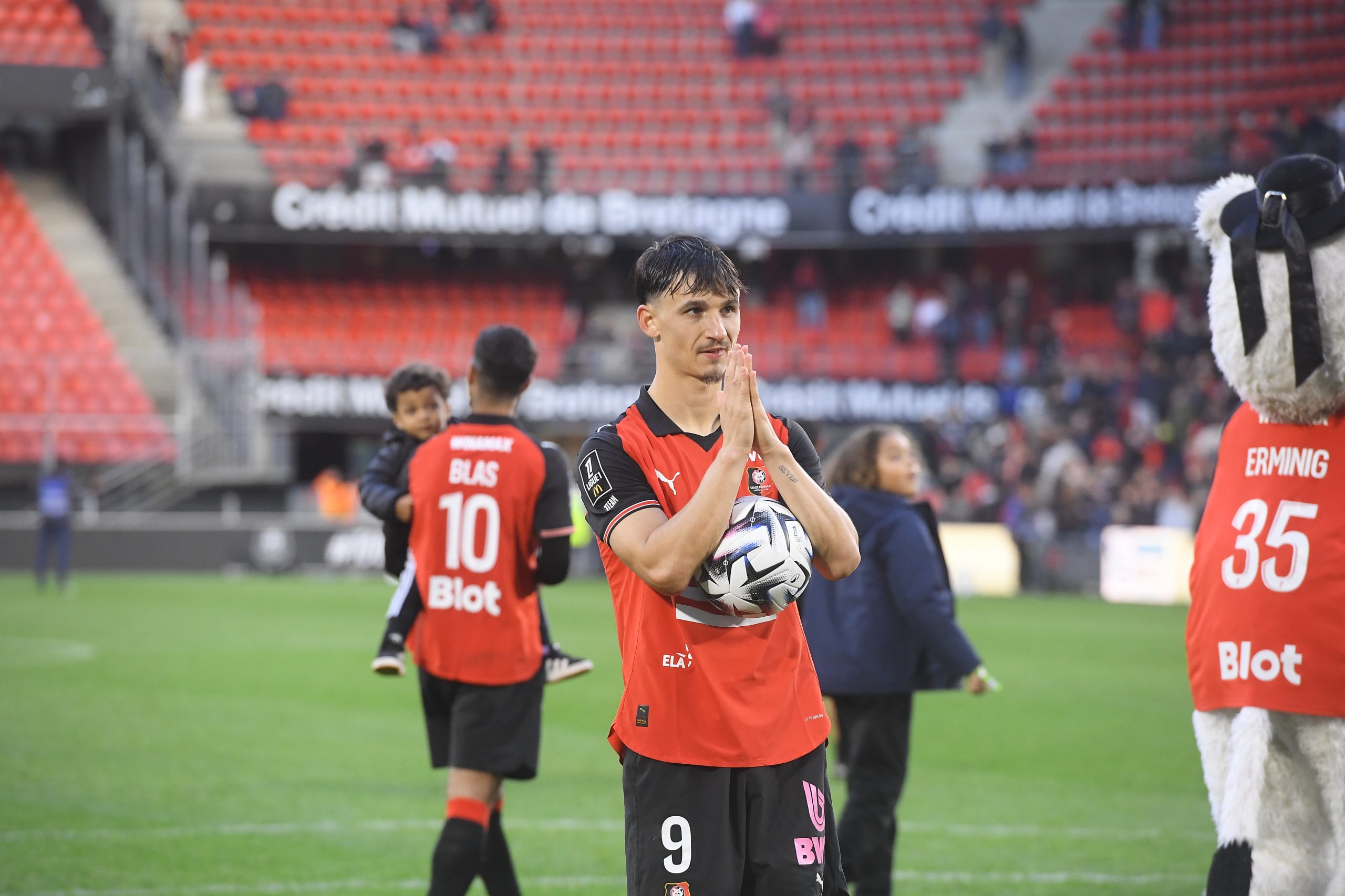 Estéban Lepaul remerciant les supporters rennais avec le ballon du match sous les bras.