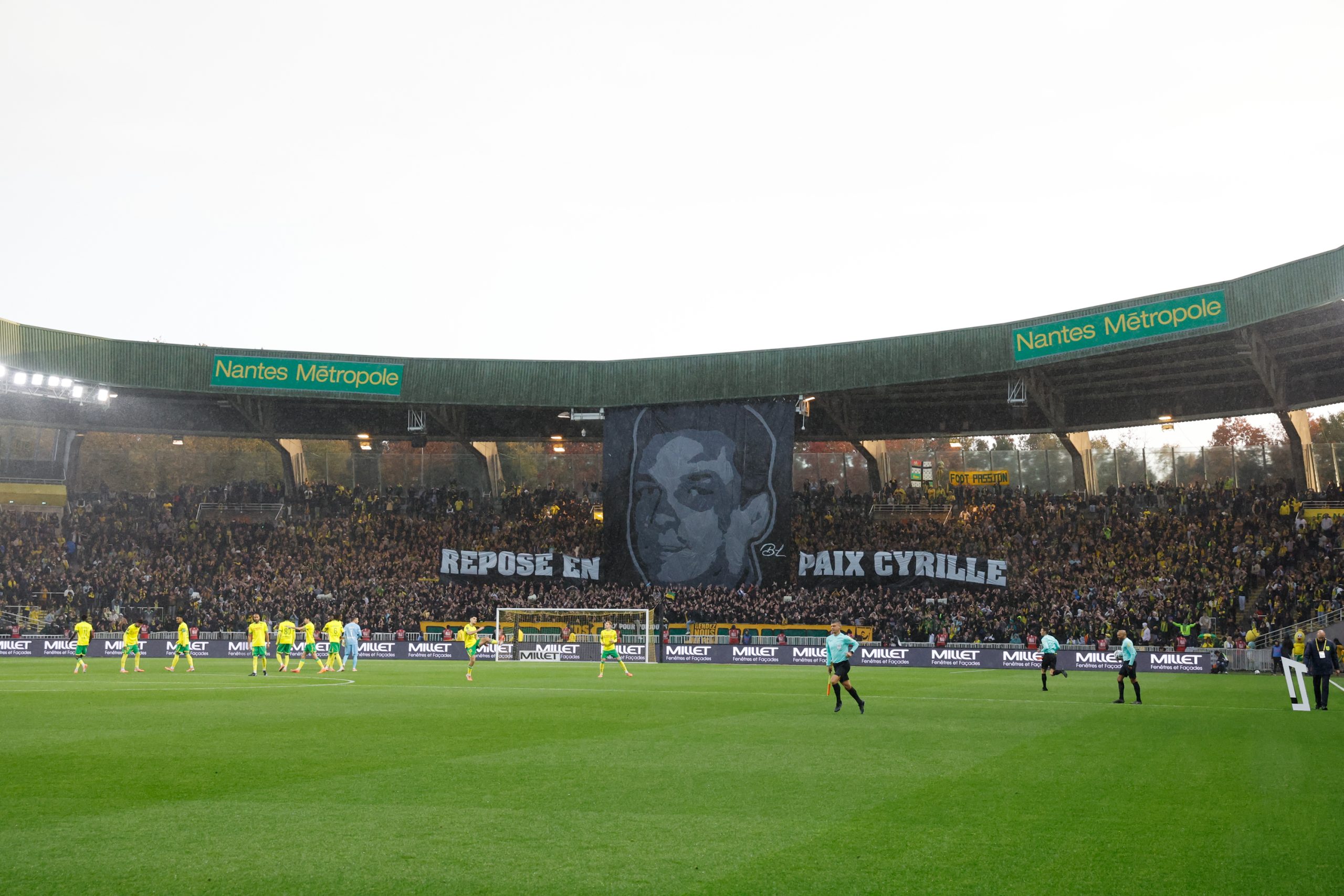 La tribune Loire rendant hommage à l'un des siens avant un match du FC Nantes.