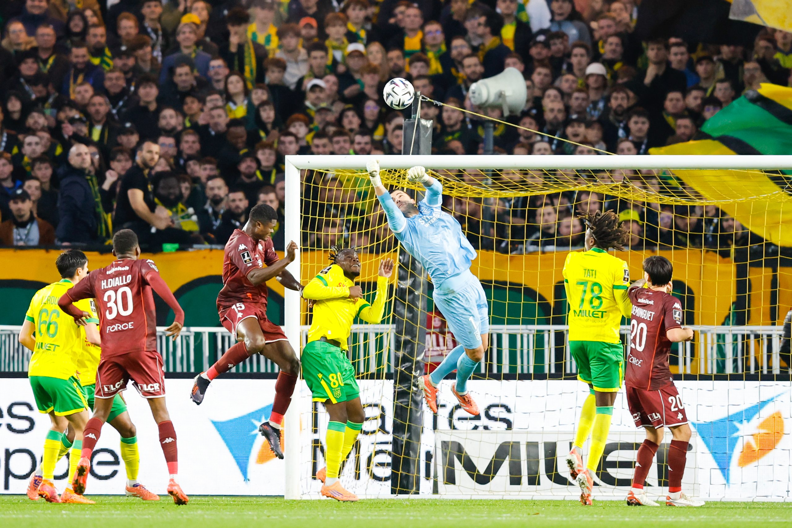 Une sortie aérienne d'Anthony Lopes face au FC Metz.