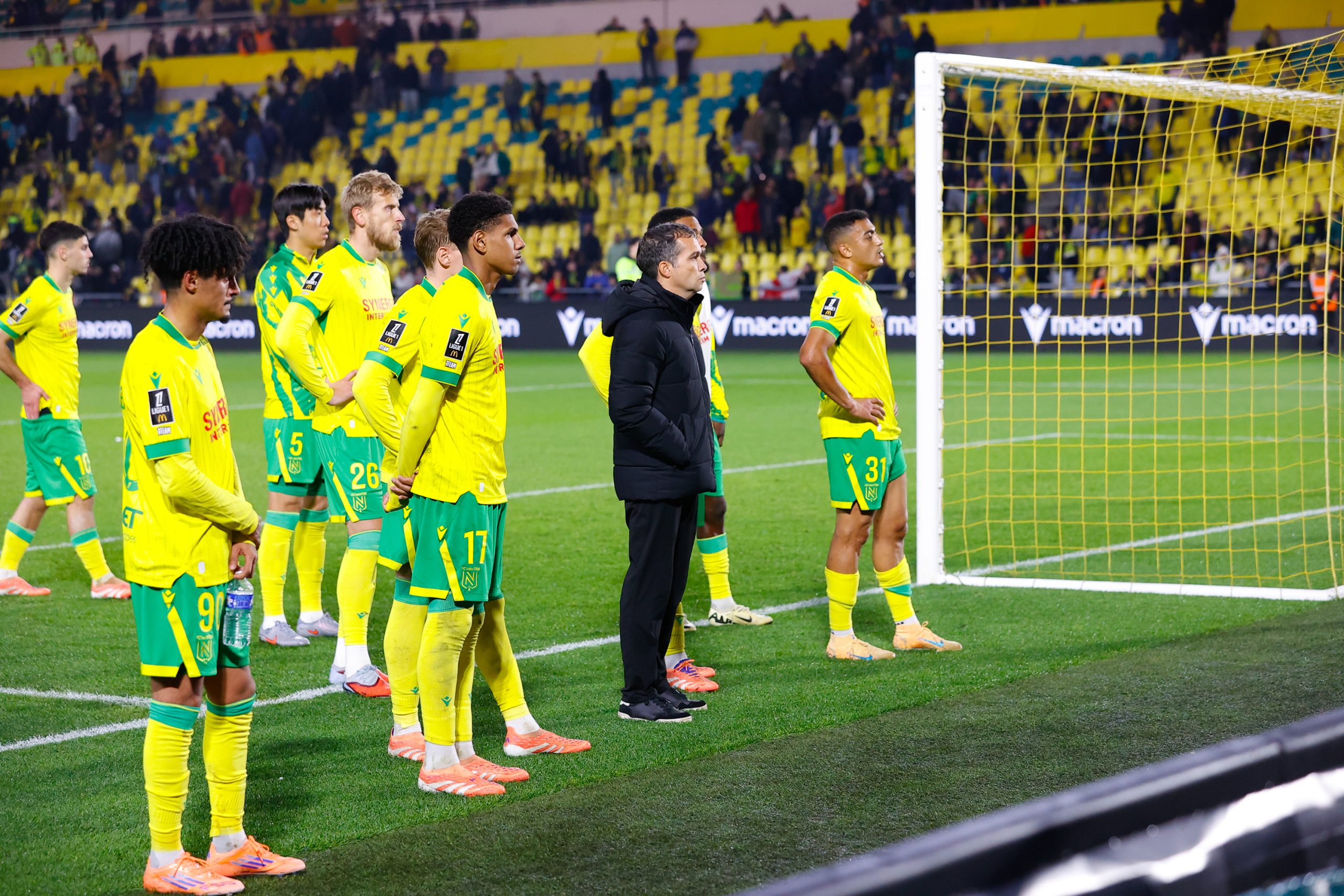 Luis Castro et ses joueurs s'expliquant avec la tribune Loire après la défaite du FC Nantes contre Metz.