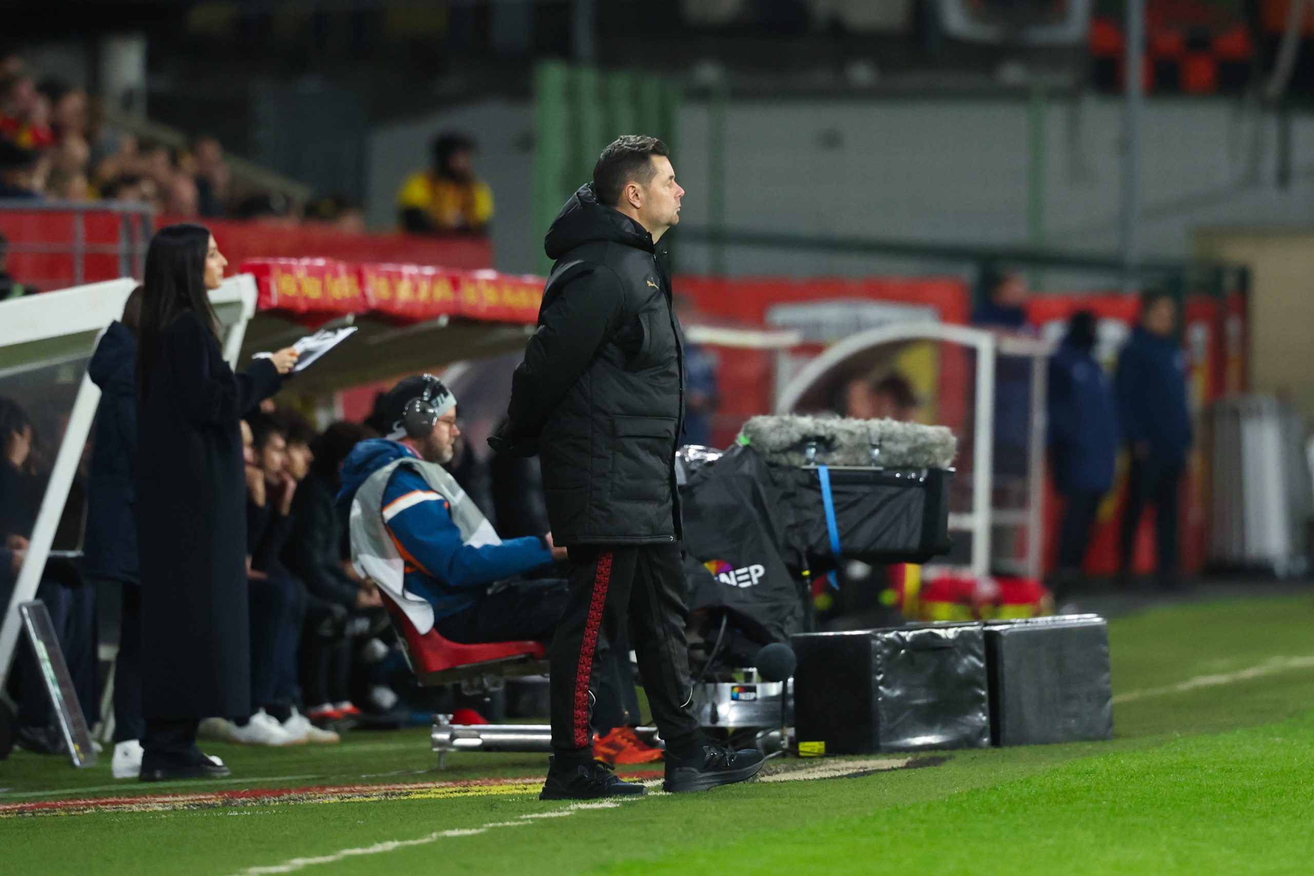 Hansi Flick lors du match entre le RC Lens et le FC Lorient.
