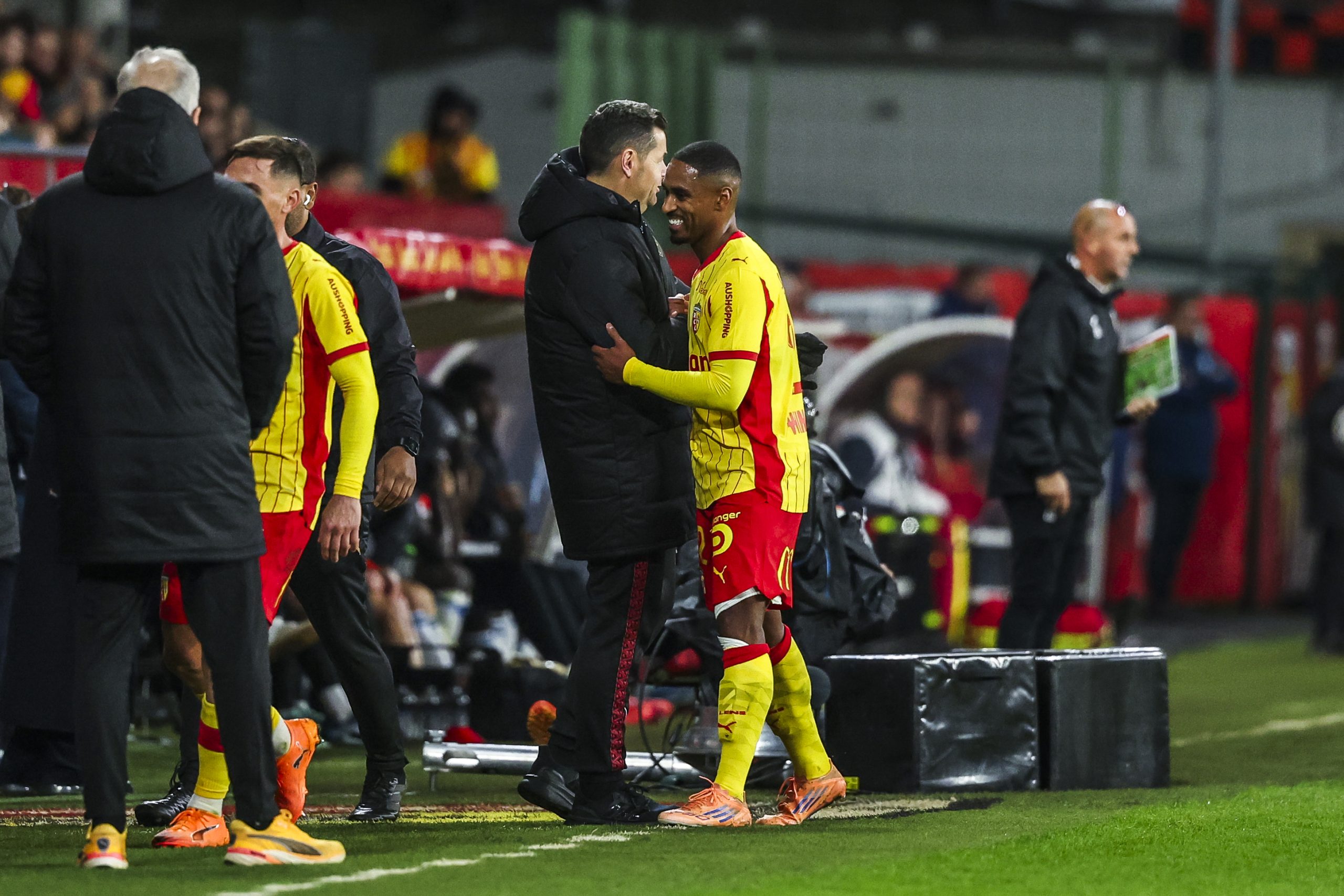 L'entraîneur du RC Lens, Pierre Sage, félicitant Wesley Saïd, lors du match contre Lorient.