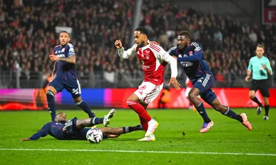 A dix contre onze pendant 80 mn, l&rsquo;OL arrache le nul à Brest