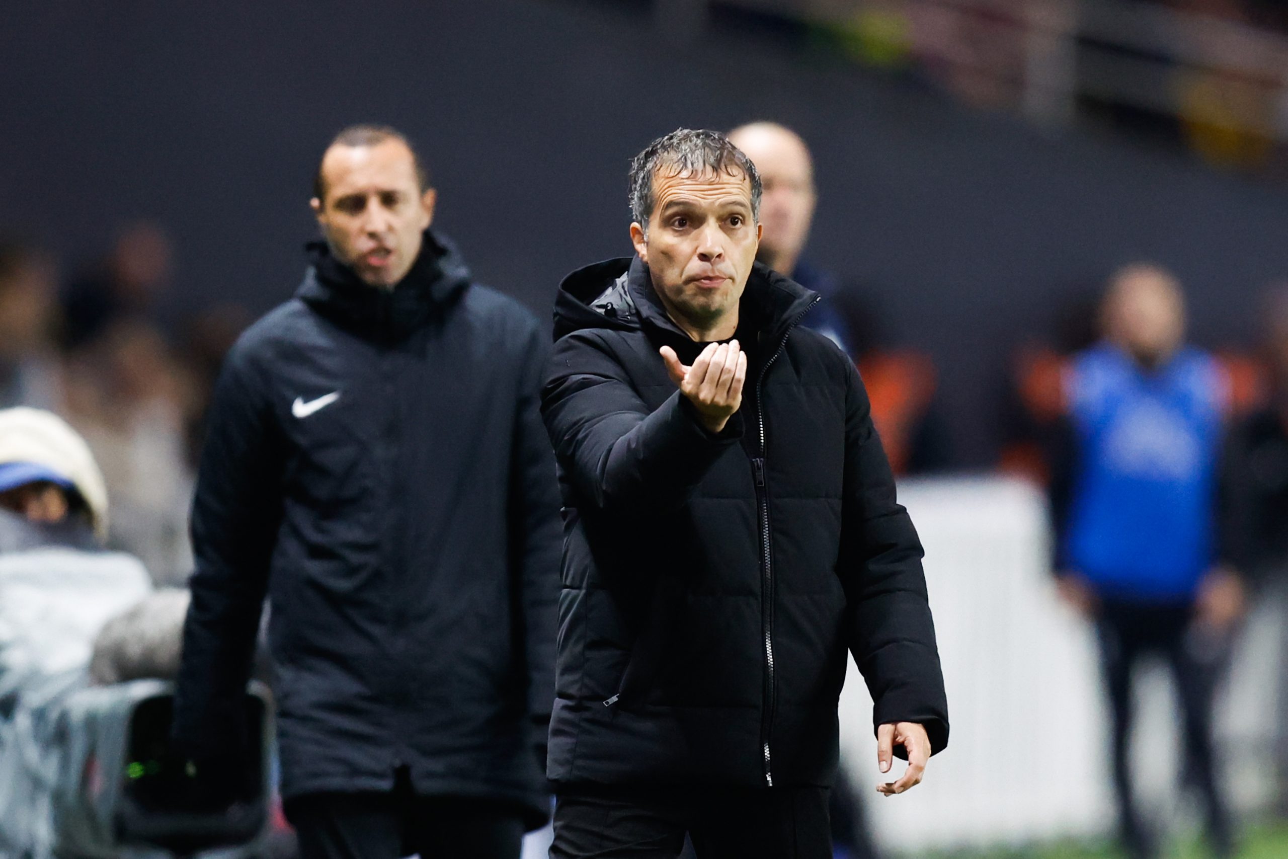 Luis Castro donnant des consignes à ses joueurs lors du match du FC Nantes contre Metz.