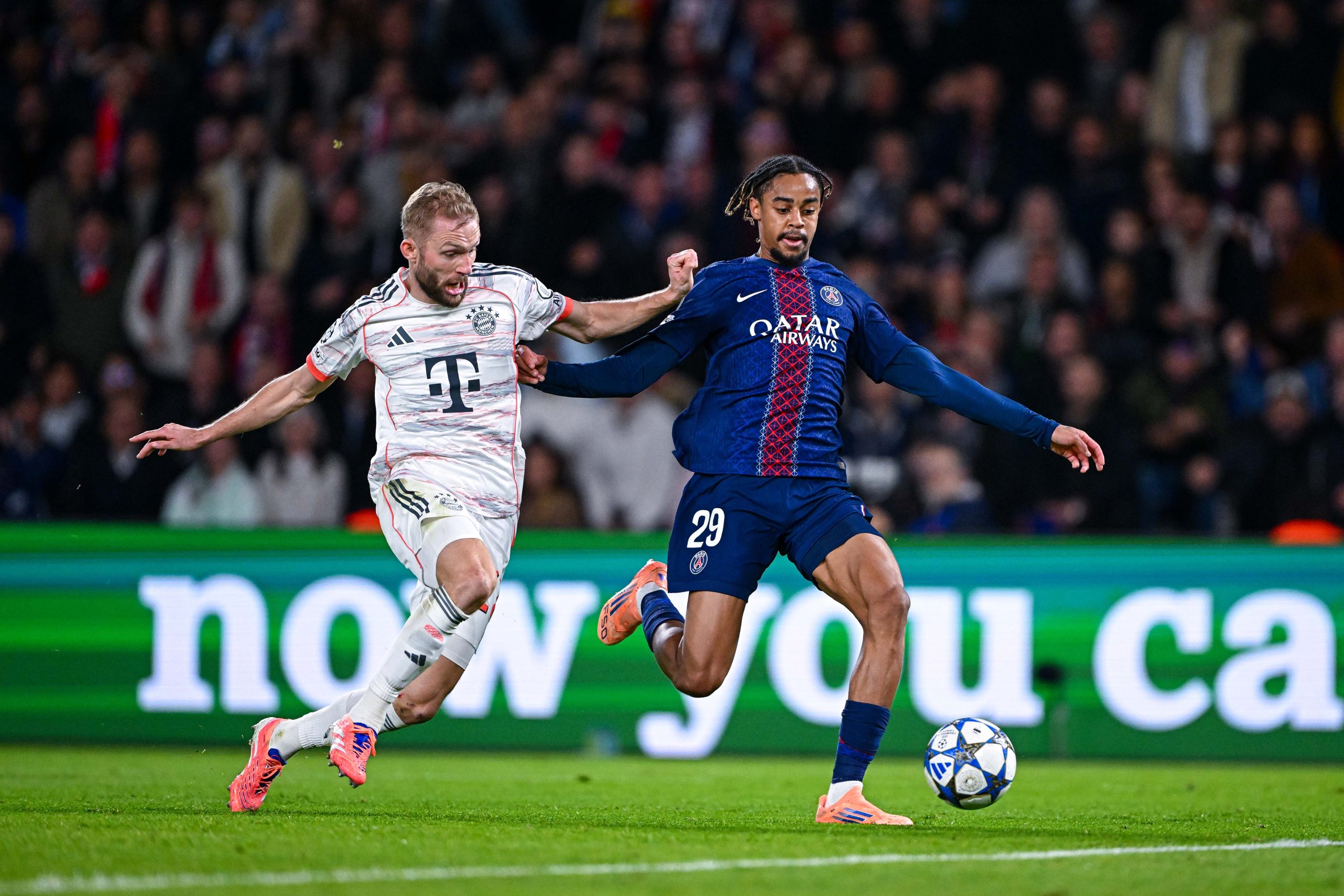 Bradley Barcola tentant de déborder un adversaire lors de PSG-Bayern Munich.