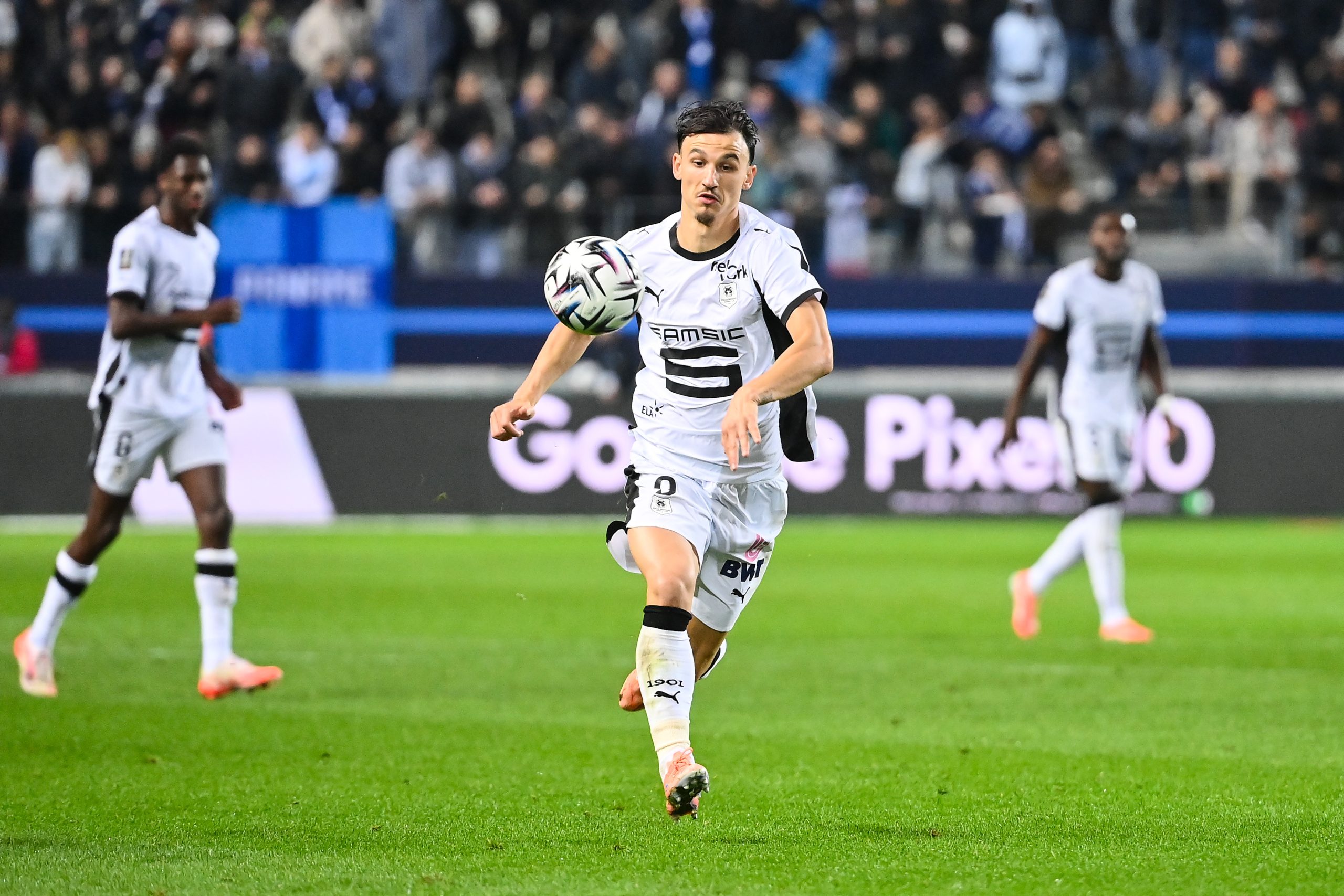 Estéban Lepaul courant après le ballon lors du match entre le Stade Rennais et le Paris FC.