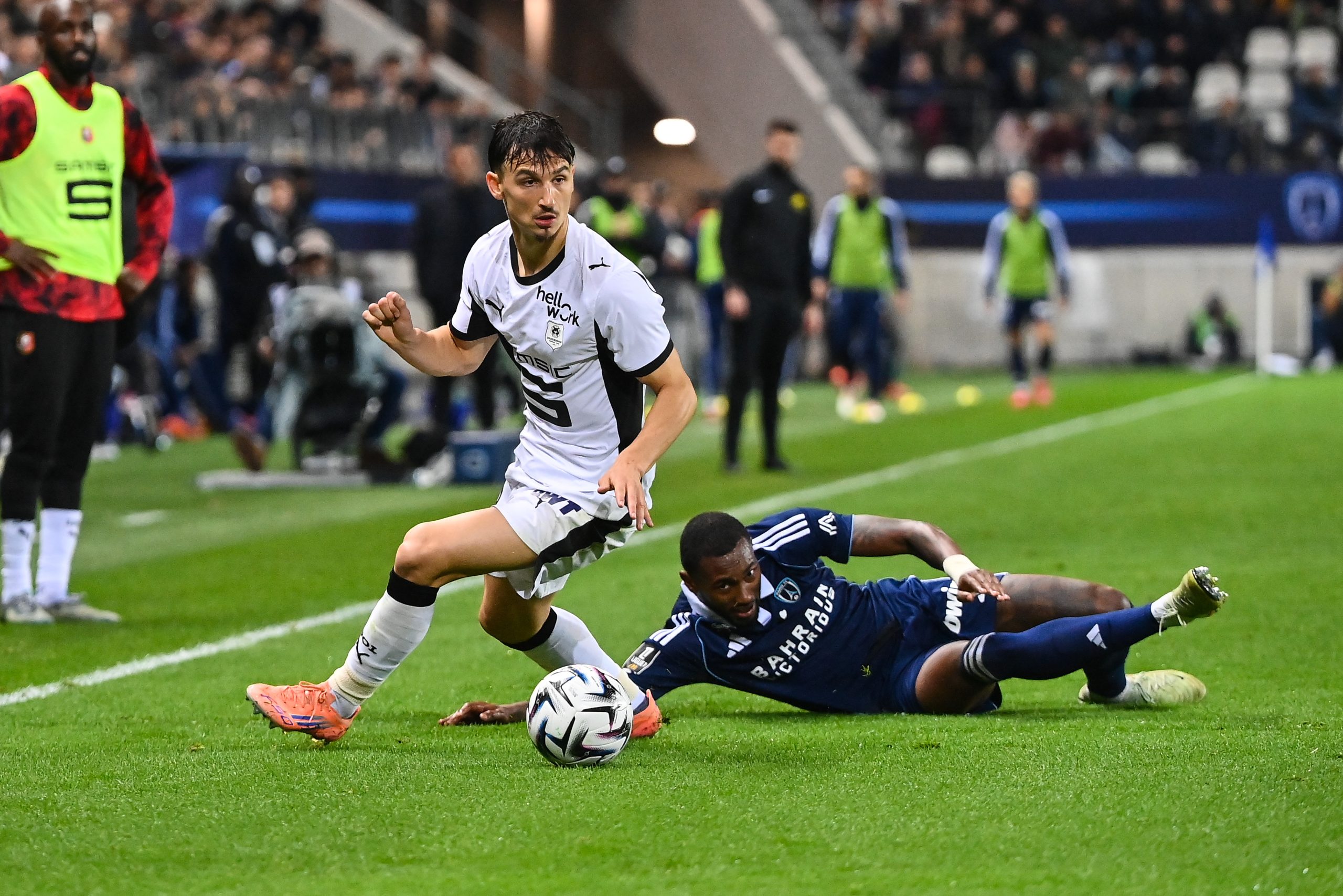 Estéban Lepaul en action lors du match du Stade Rennais sur la pelouse du Paris FC.