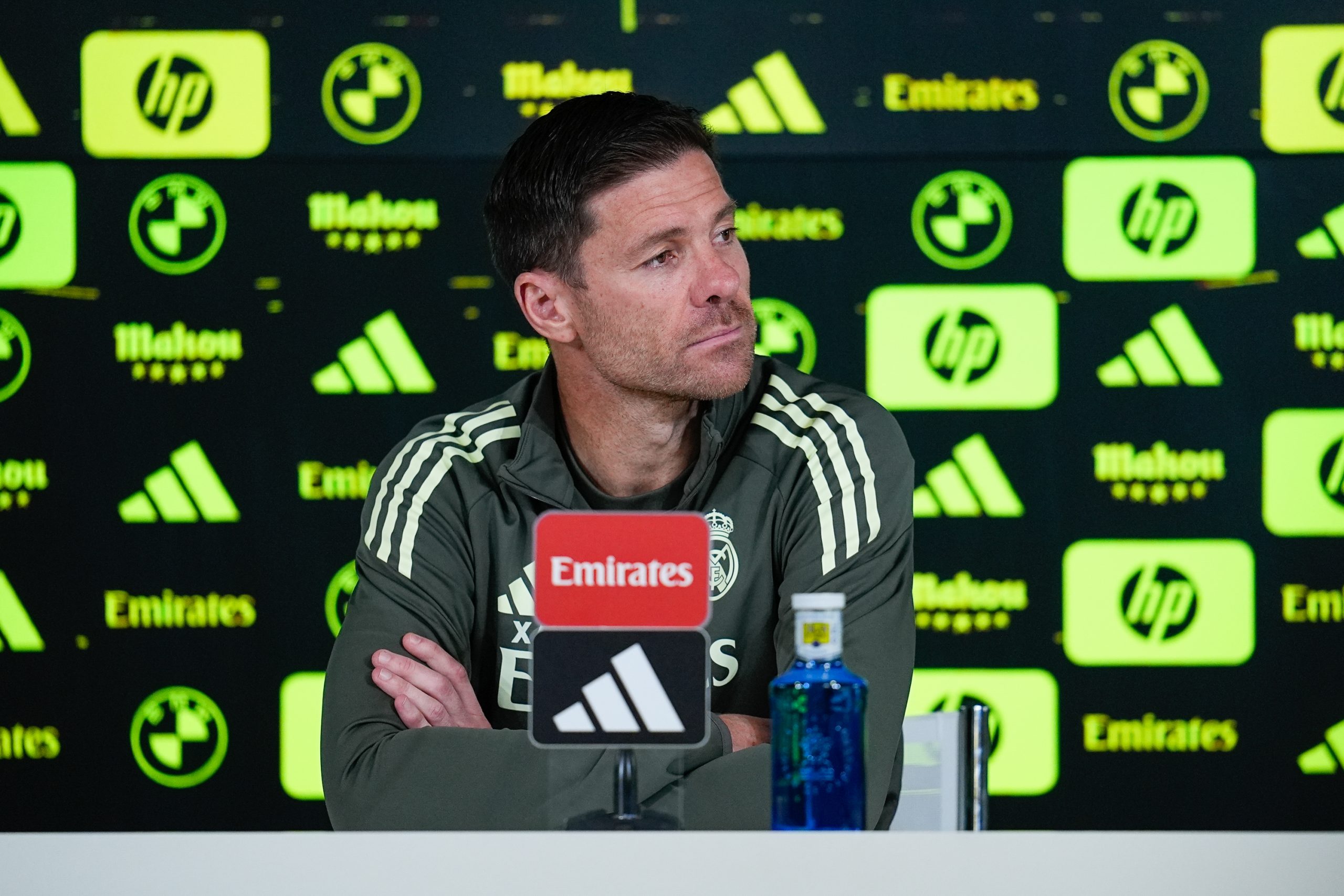 L'entraîneur du Real Madrid, Xabi Alonso, lors d'une conférence de presse.