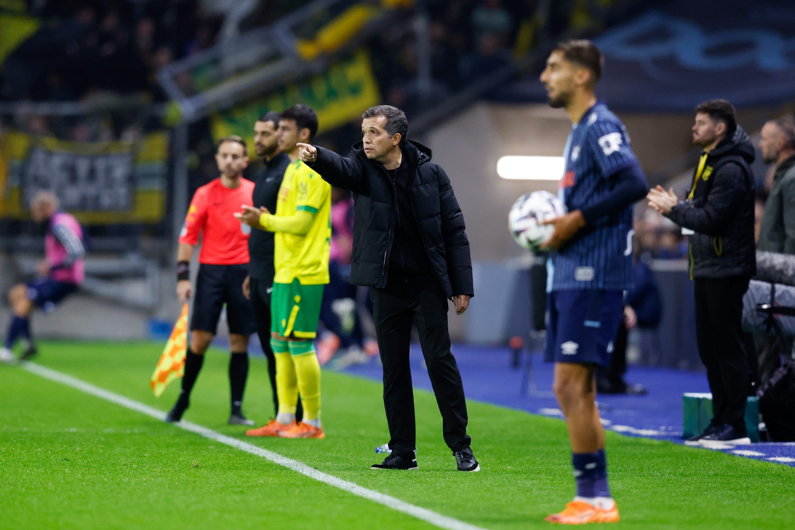 Luis Castro donnant ses consignes à ses joueurs lors d'un match du FC Nantes.