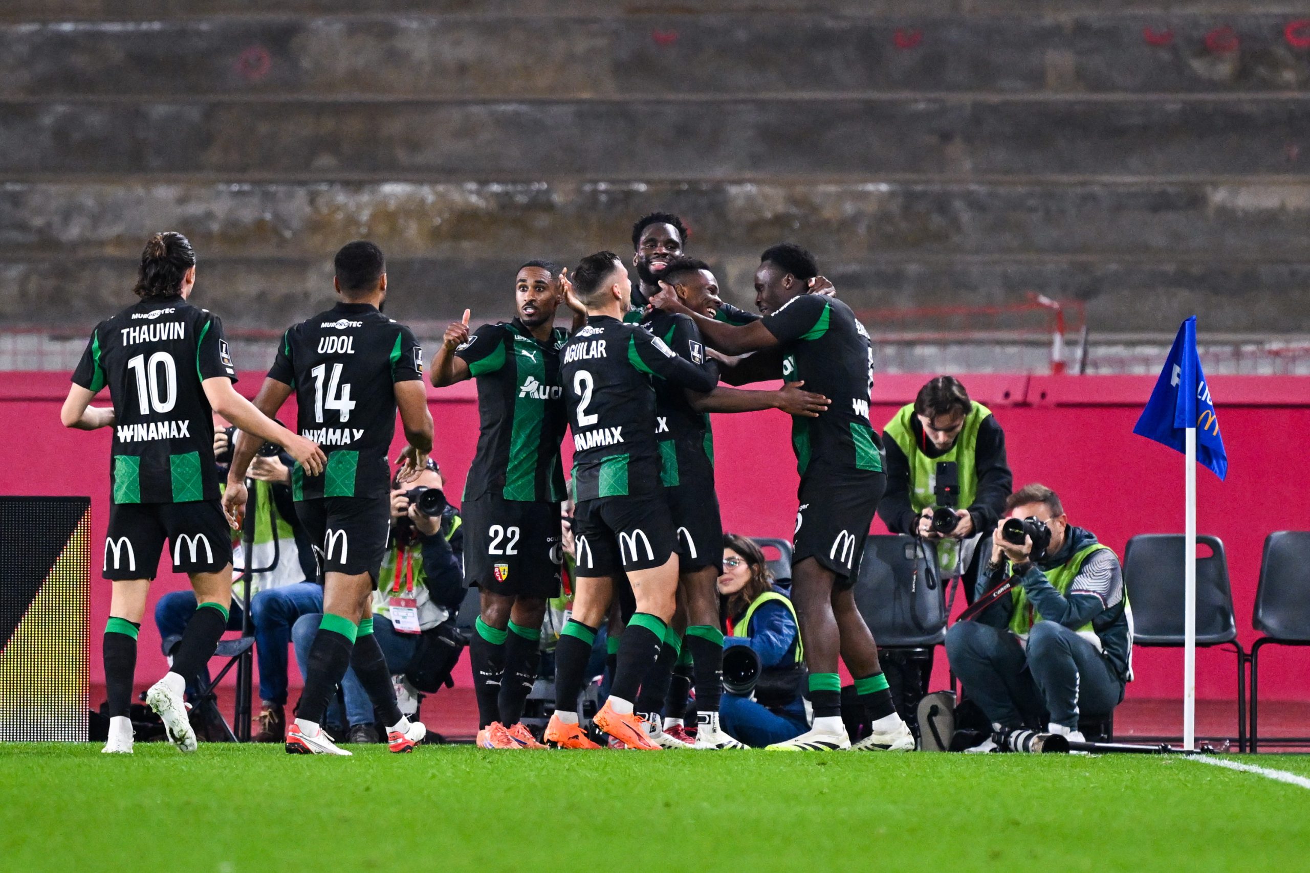 La joie des joueurs du RC Lens après un but face à l'AS Monaco.