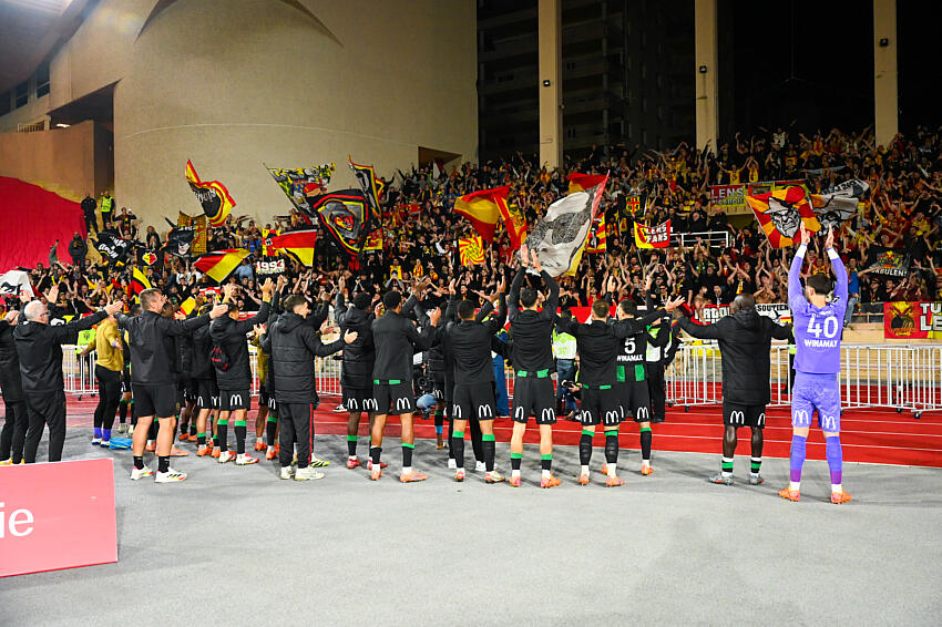 Les Lensois célèbrent avec les supporters