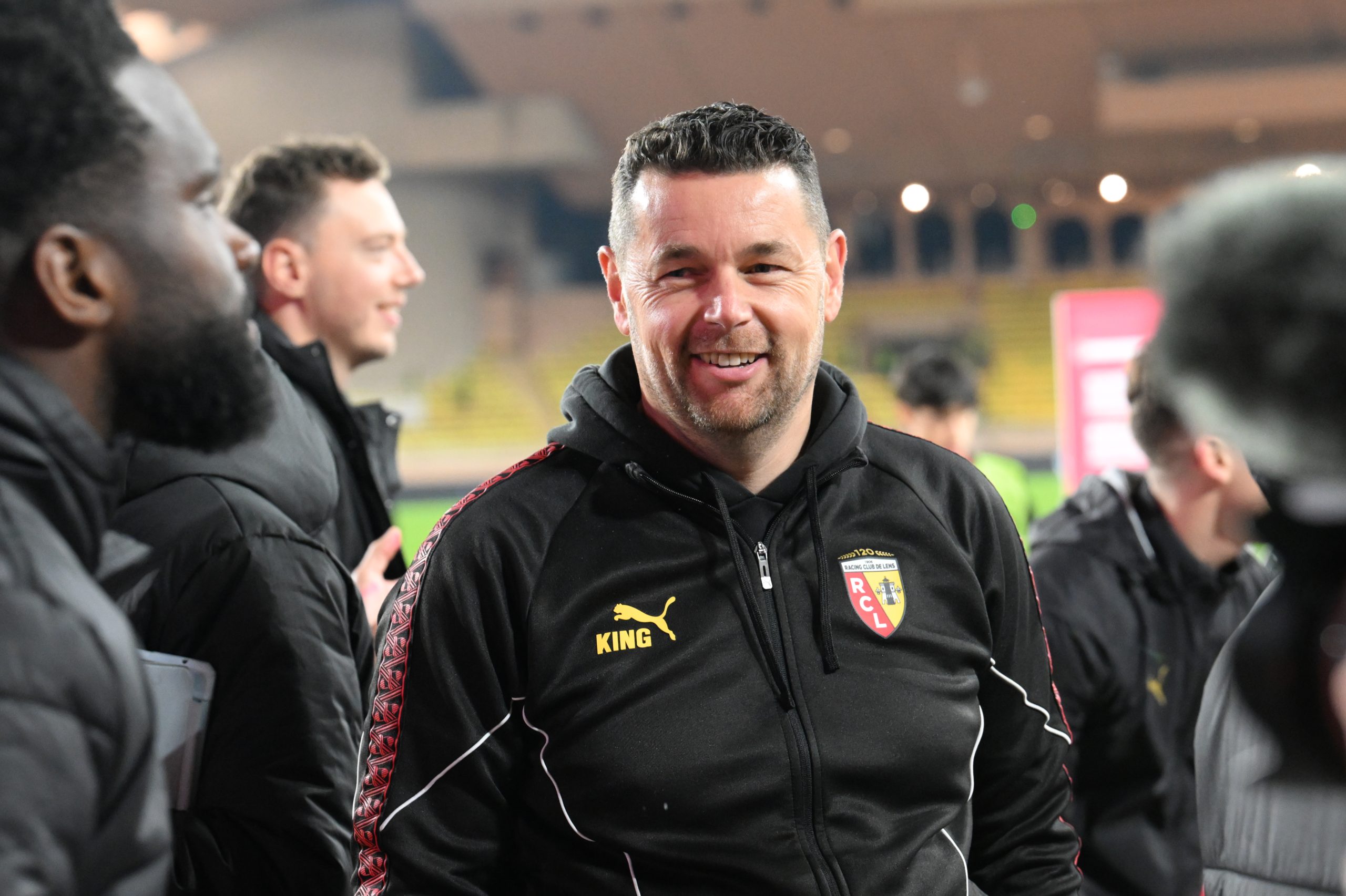 Pierre Sage tout sourire après la victoire du RC Lens à Monaco.