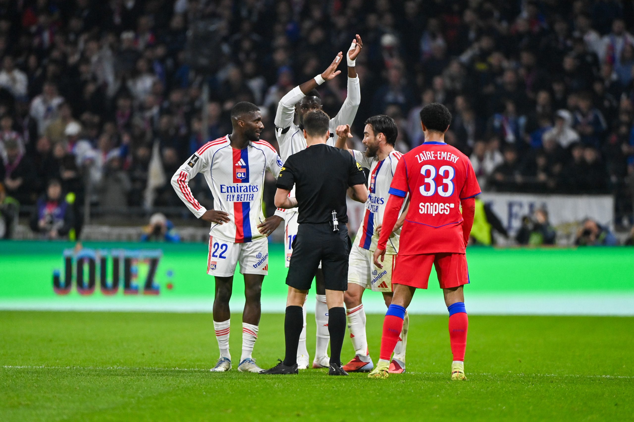 Une des nombreuses actions litigieuses du match OL-PSG.
