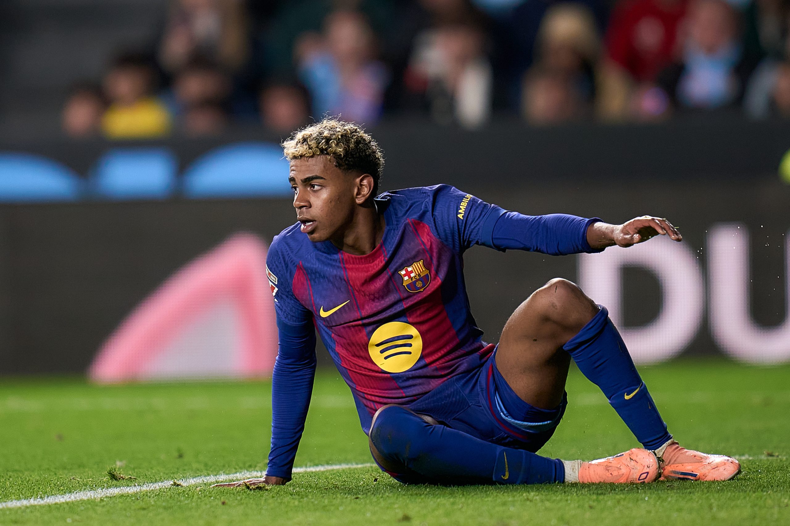 Lamine Yamal à terre lors du match du FC Barcelone contre le Celta Vigo.