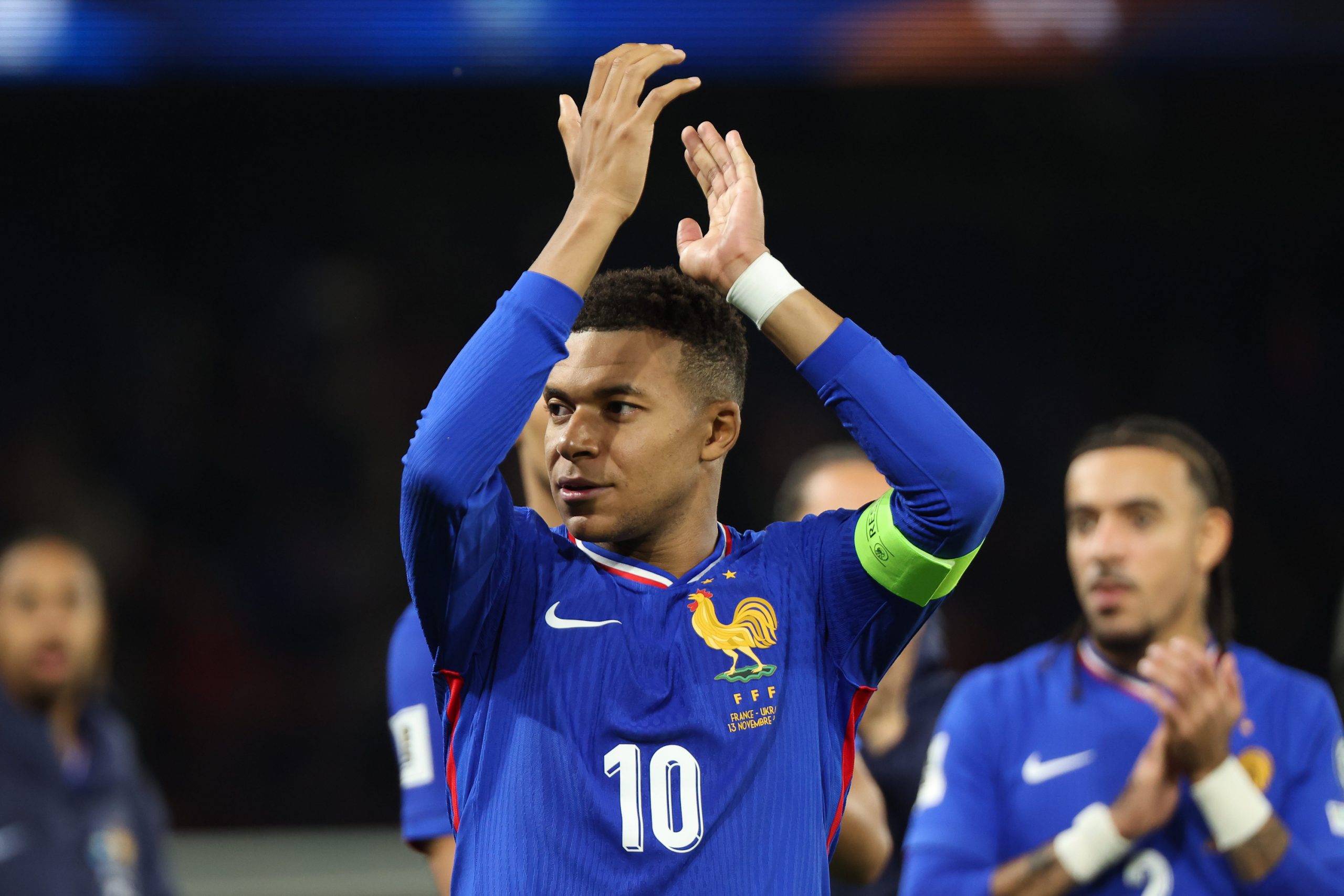 Kylian Mbappé félicitant les supporters des Bleus après la victoire sur l'Ukraine (4-0).