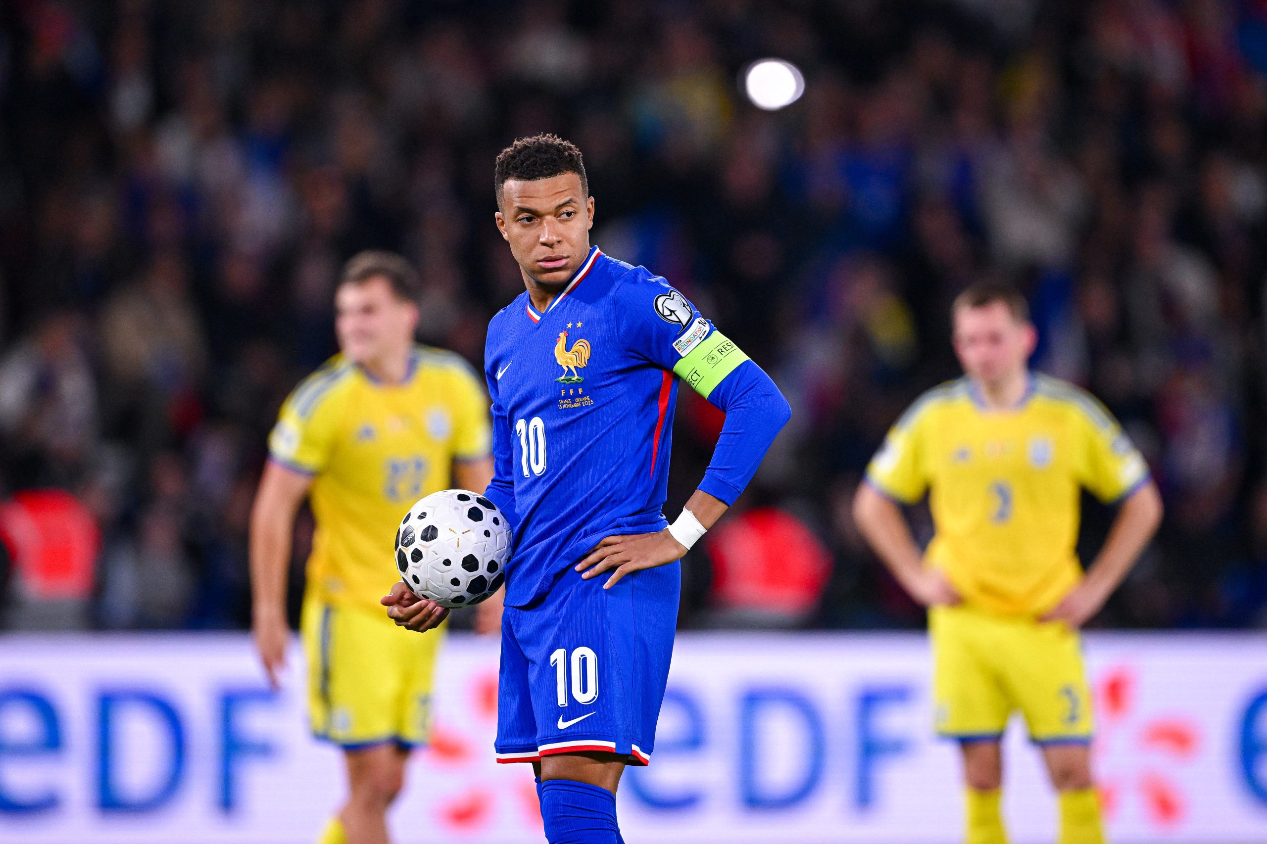 Kylian Mbappé juste avant de transformer son pénalty contre l'Ukraine (4-0) avec l'équipe de France.