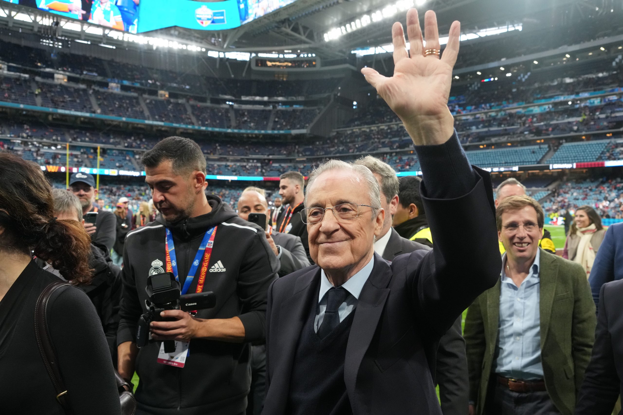 Le président du Real Madrid, Florentino Pérez, saluant le public du Bernabeu.