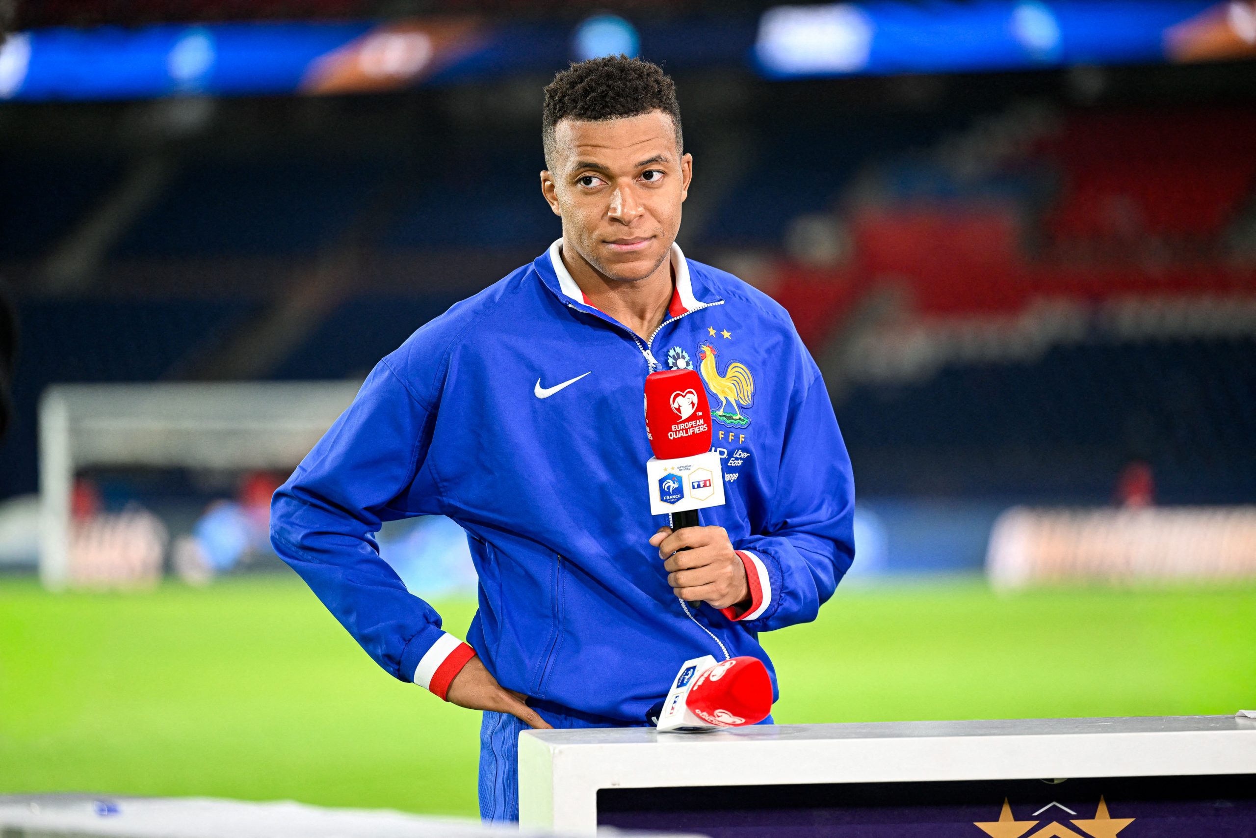 Kylian Mbappé répondant aux questions des médias après un match de l'équipe de France.