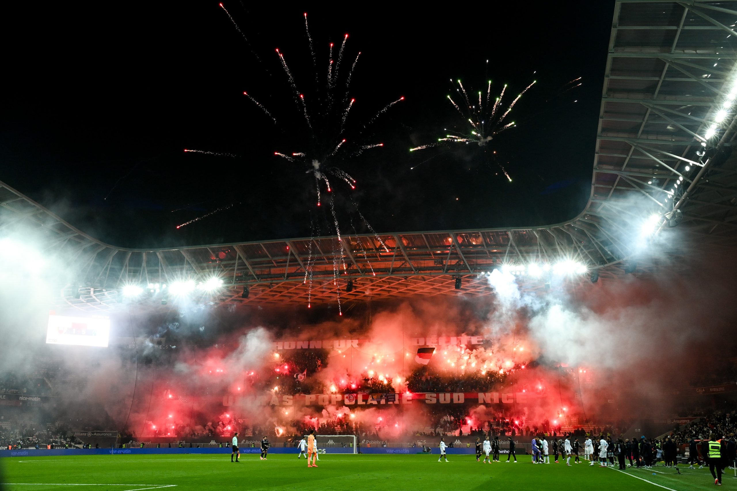 Les ultras niçois célébrant leur 45e anniversaire, face à l'OM.