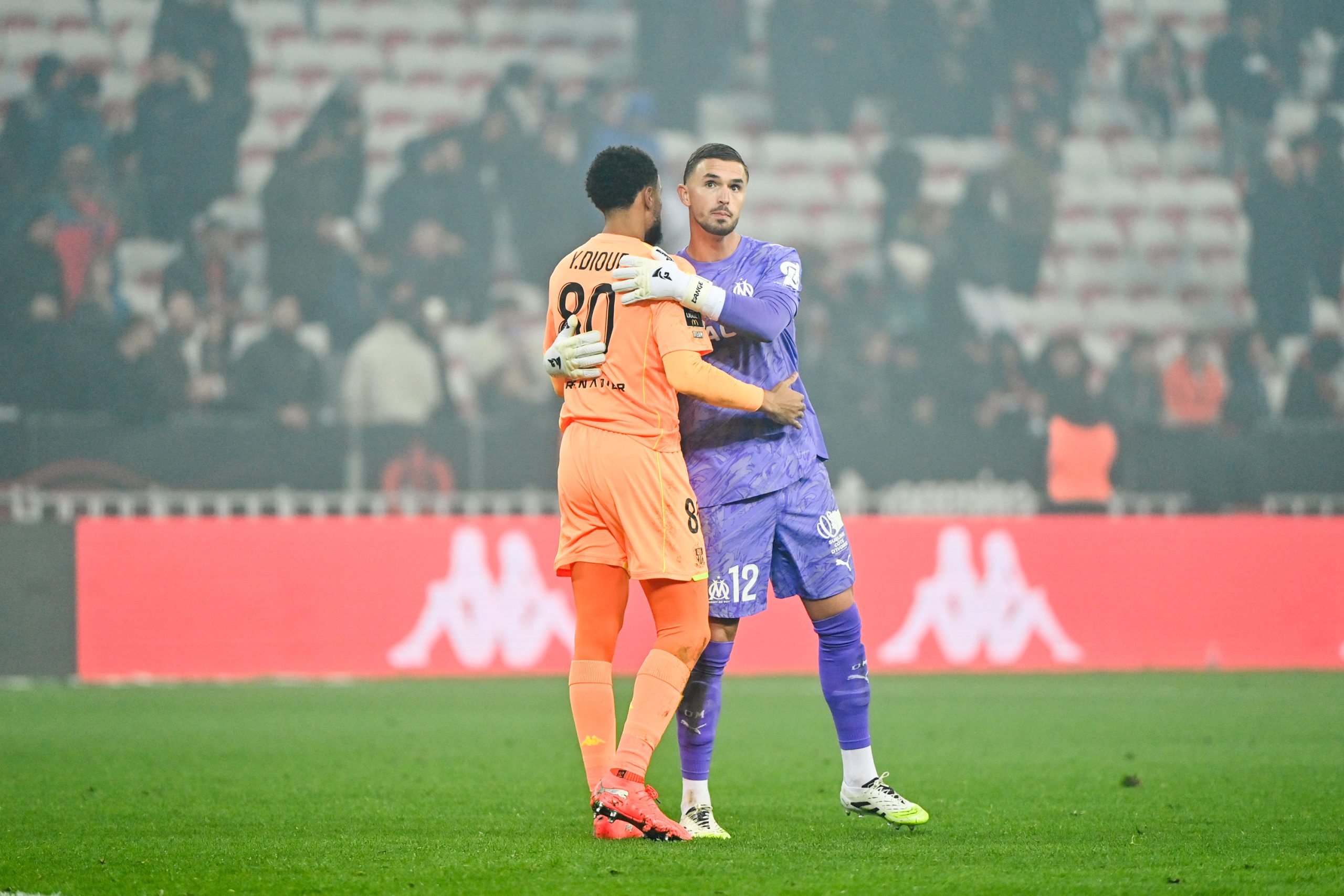 Jeffrey De Lang et Yehvann Diouf se saluant à la fin de Nice-OM.