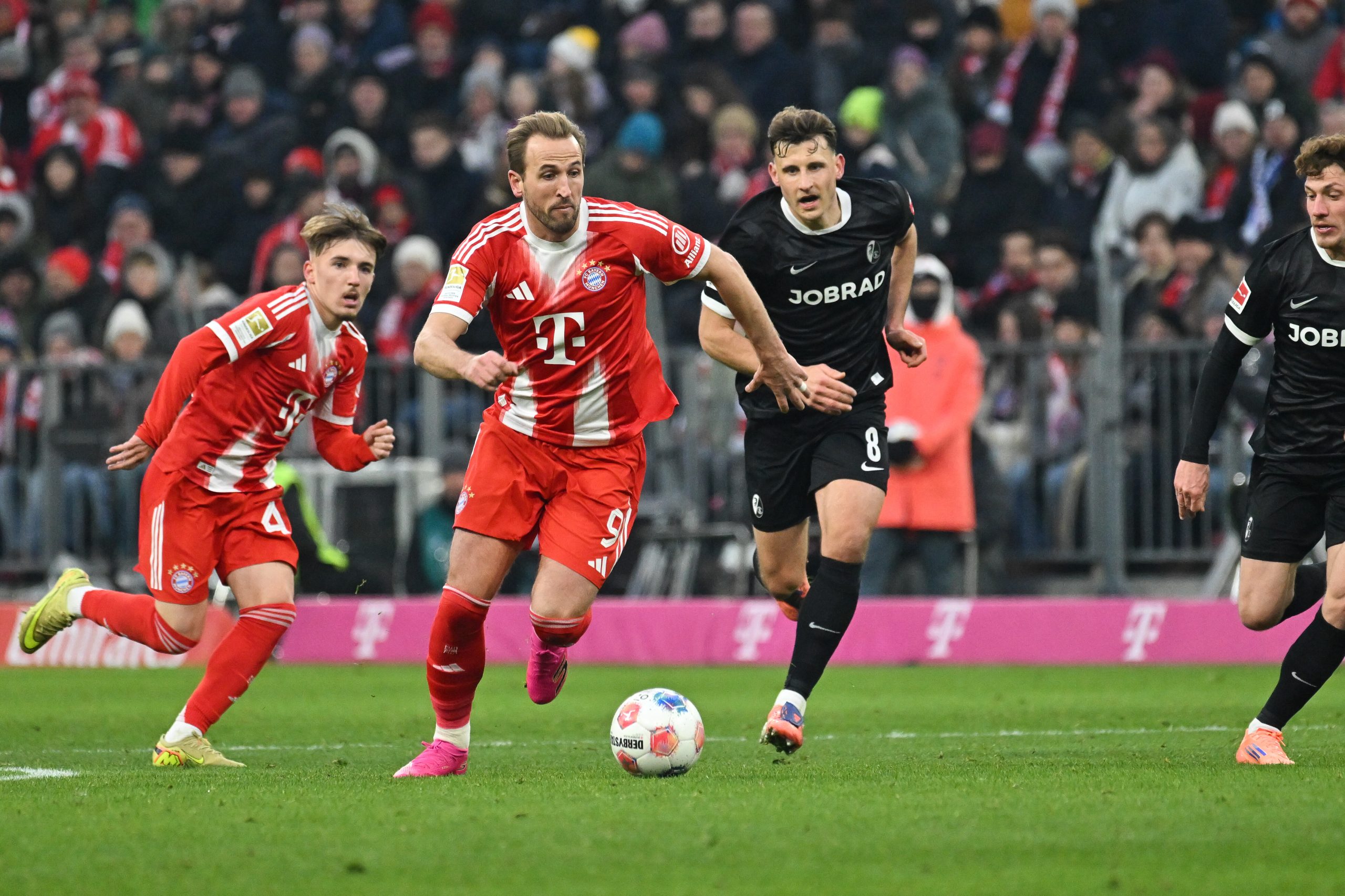 Harry Kane se lançant à l'attaque lors d'un match du Bayern Munich.