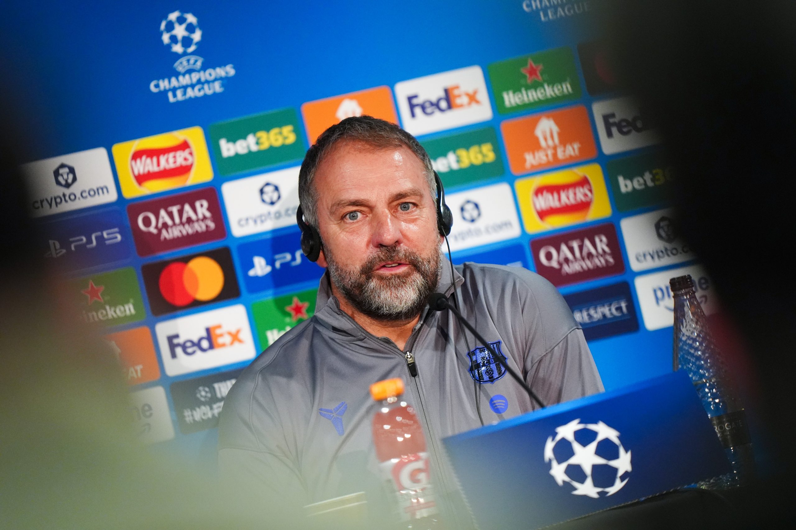 L'entraîneur du FC Barcelone, Hansi Flick, lors de la conférence de presse avant le match à Chelsea.