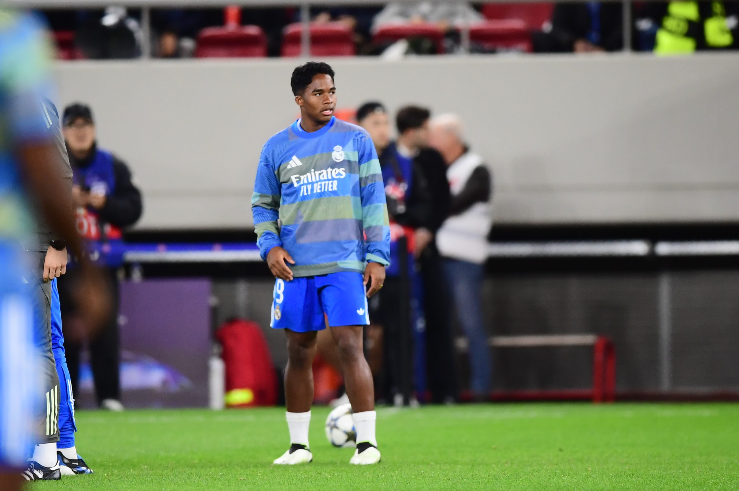 Endrick lors de l'échauffement ayant précédé le match entre le Real Madrid et l'Olympiakos.
