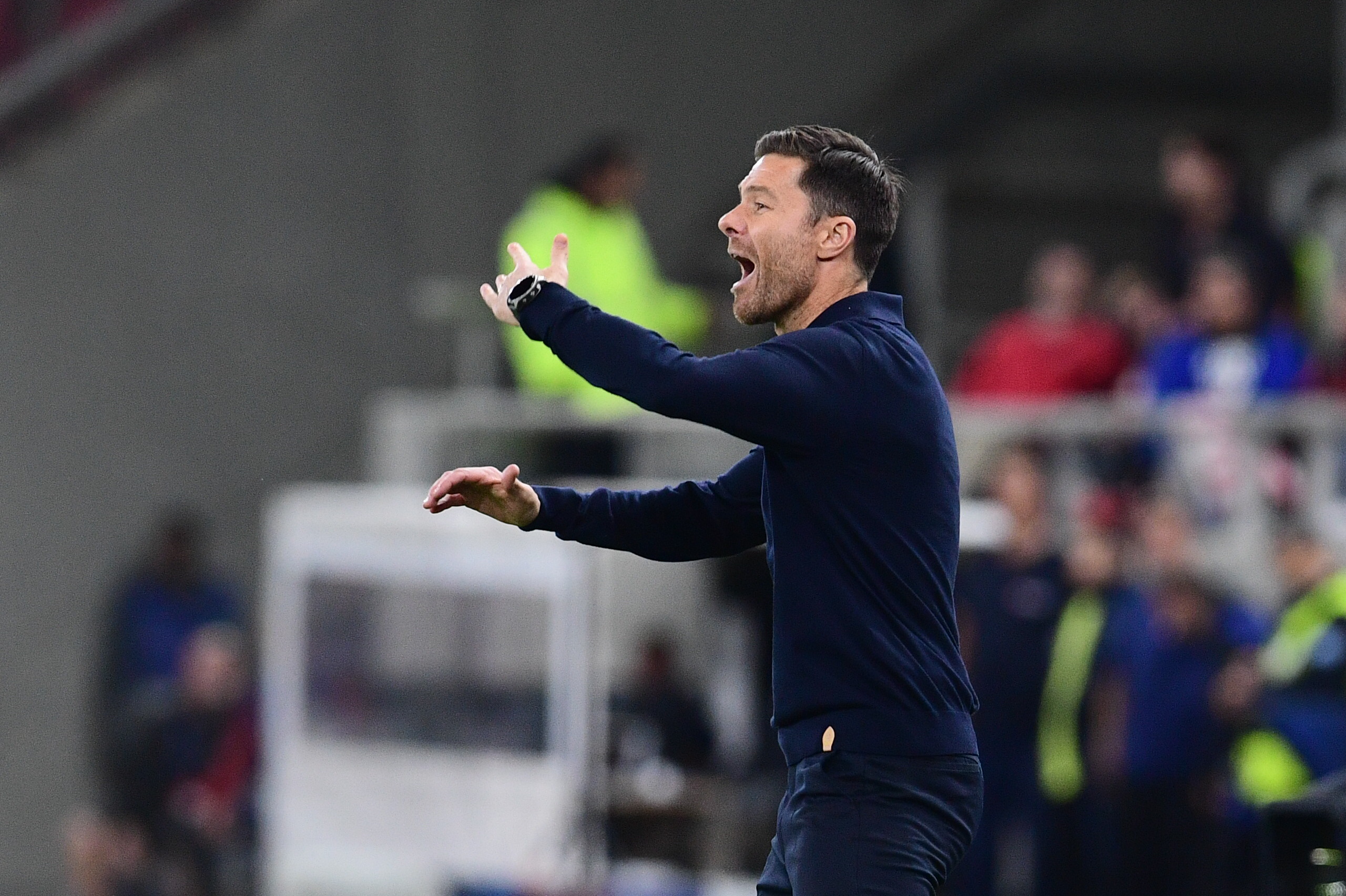 Xabi Alonso donnant ses consignes lors d'un match du Real Madrid.