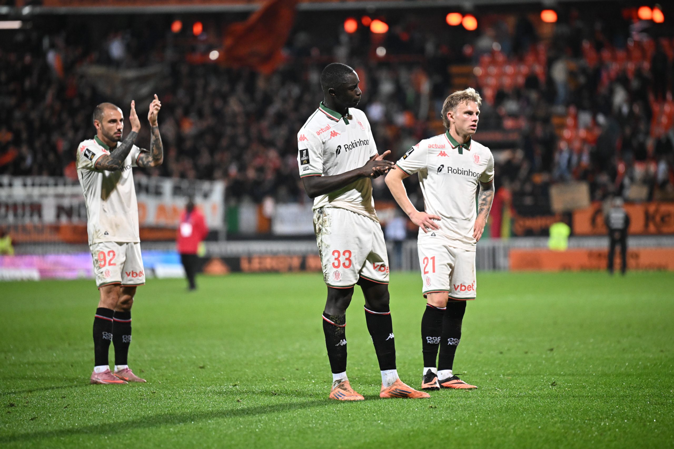 Les joueurs niçois félicitant leurs supporters après la défaite à Lorient.