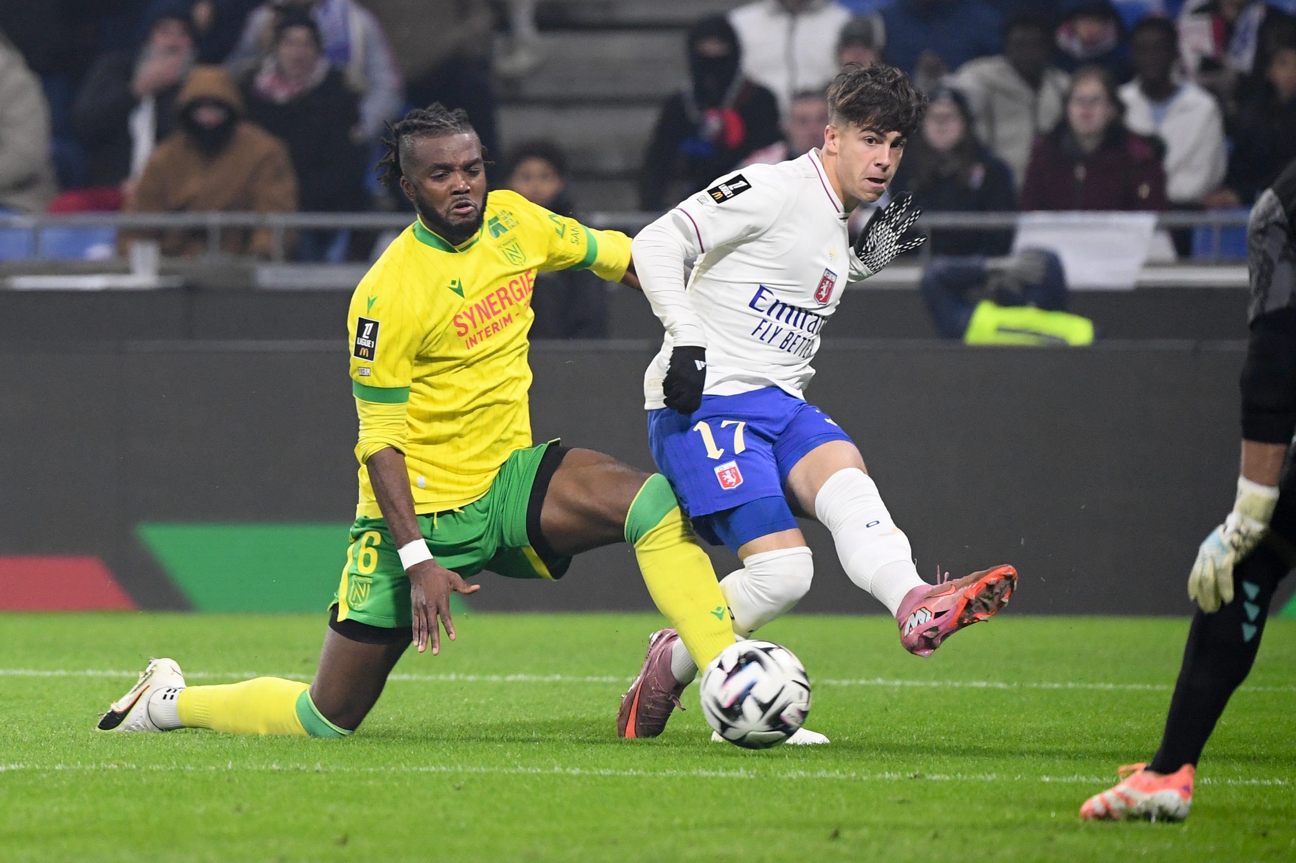 Chidozie Awaziem lors du match du FC Nantes sur la pelouse de l'OL.
