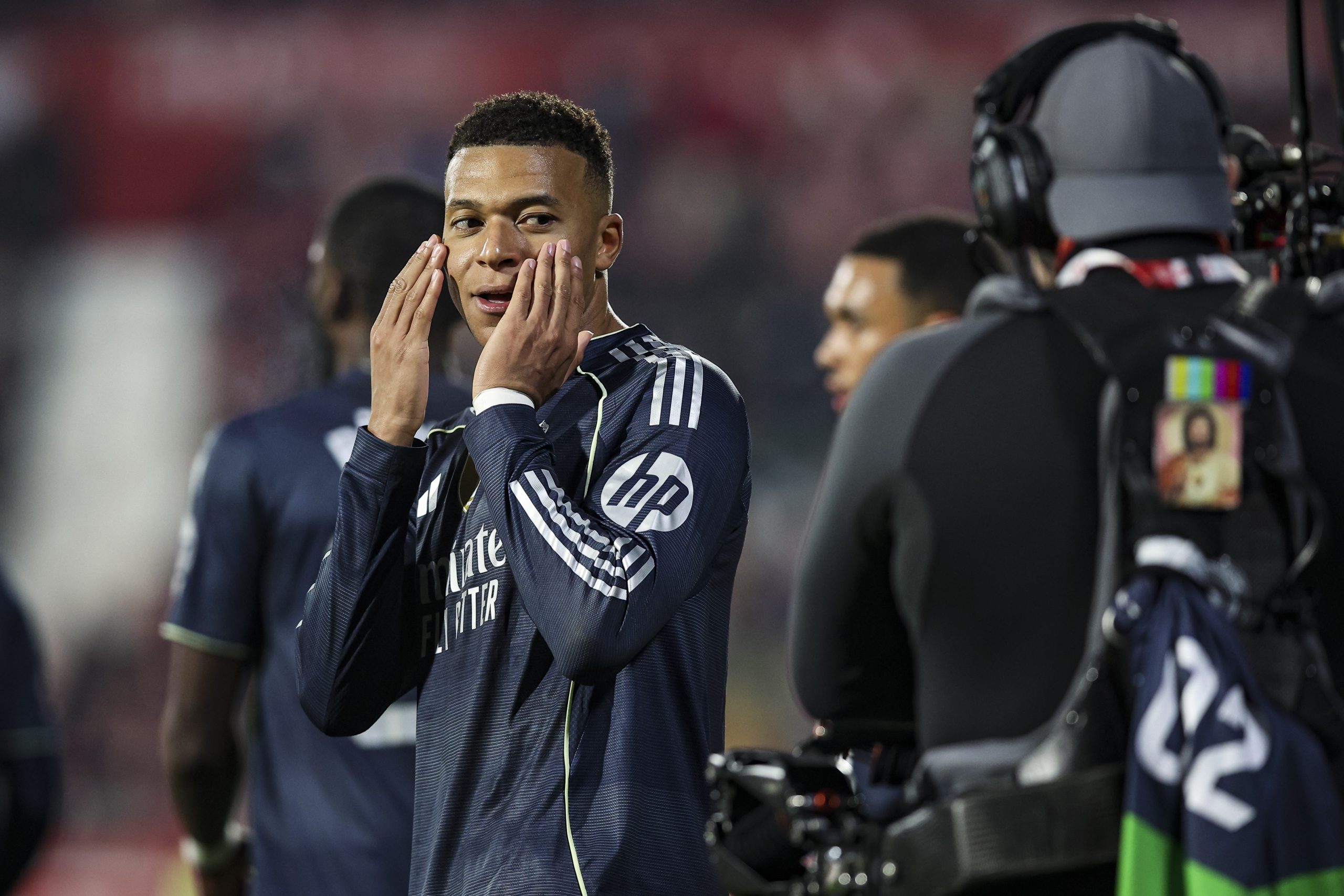 Kylian Mbappé célébrant son but sur la pelouse de Gérone.