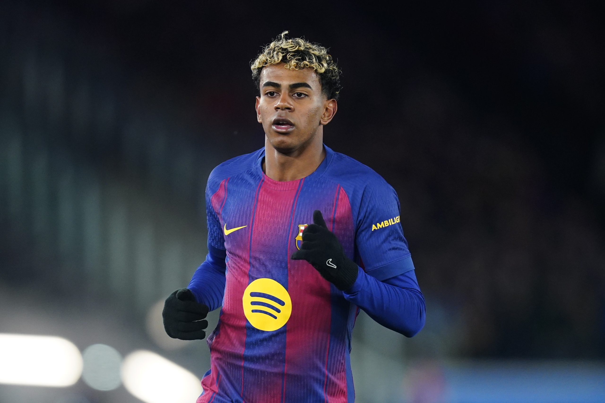 Lamine Yamal en action avec le FC Barcelone face à l'Atlético Madrid.