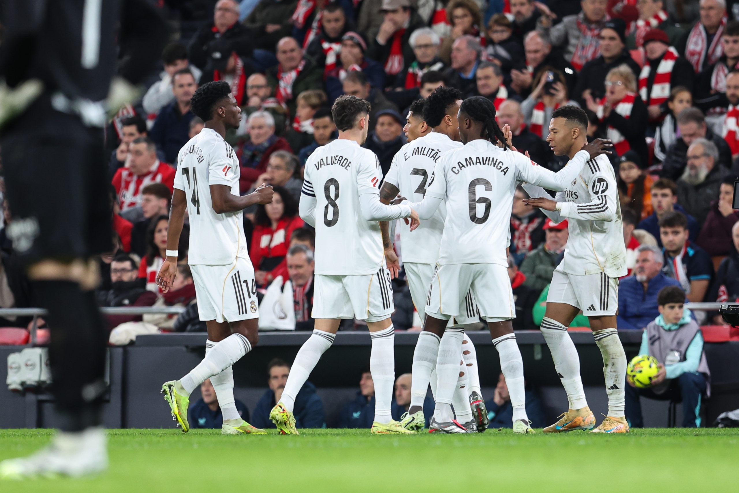 Kylian Mbappé félicité par ses partenaires du Real Madrid après son premier but contre l'Athletic Bilbao.