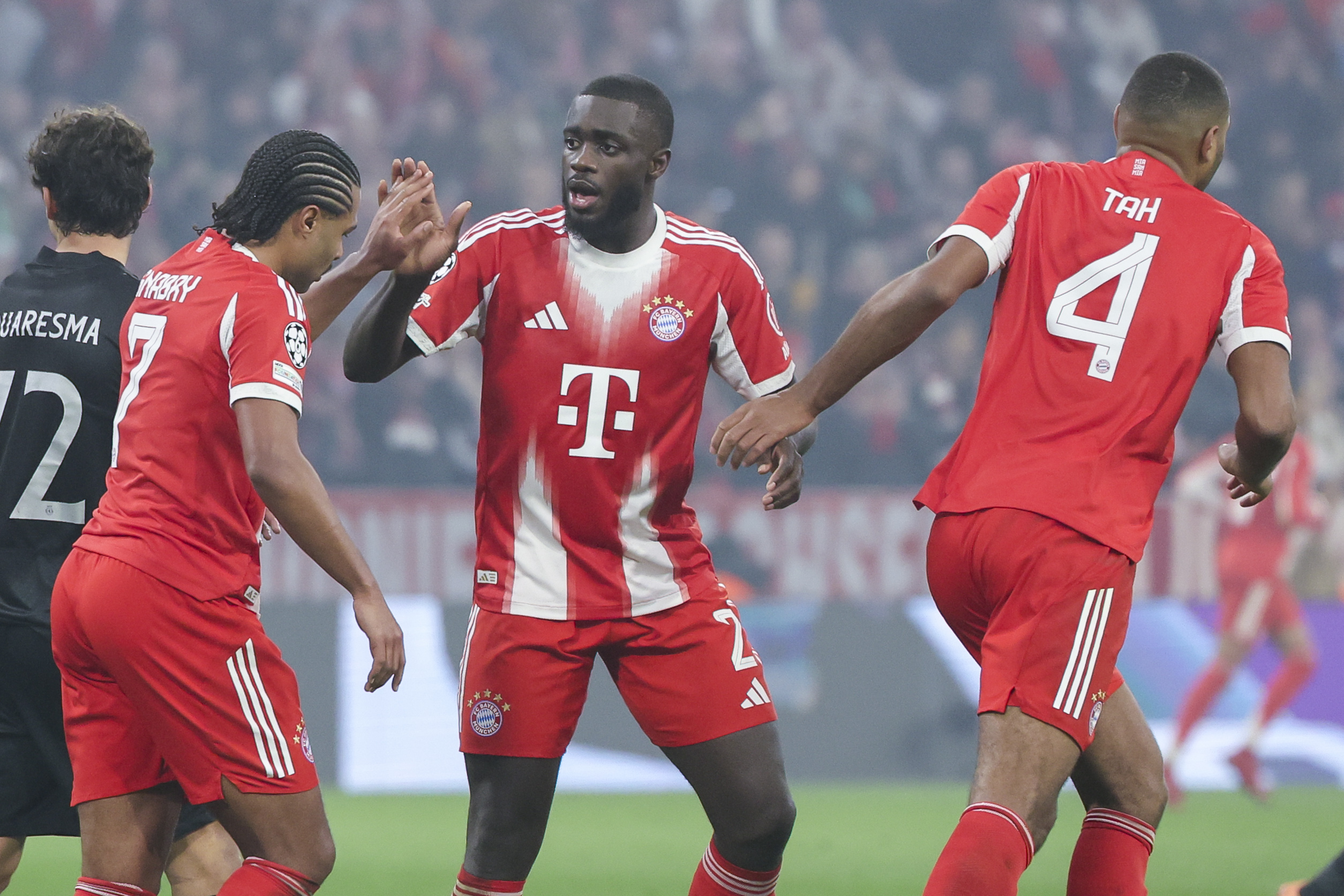 Dayot Upamecano célébrant un but avec ses coéquipiers du Bayern Munich.