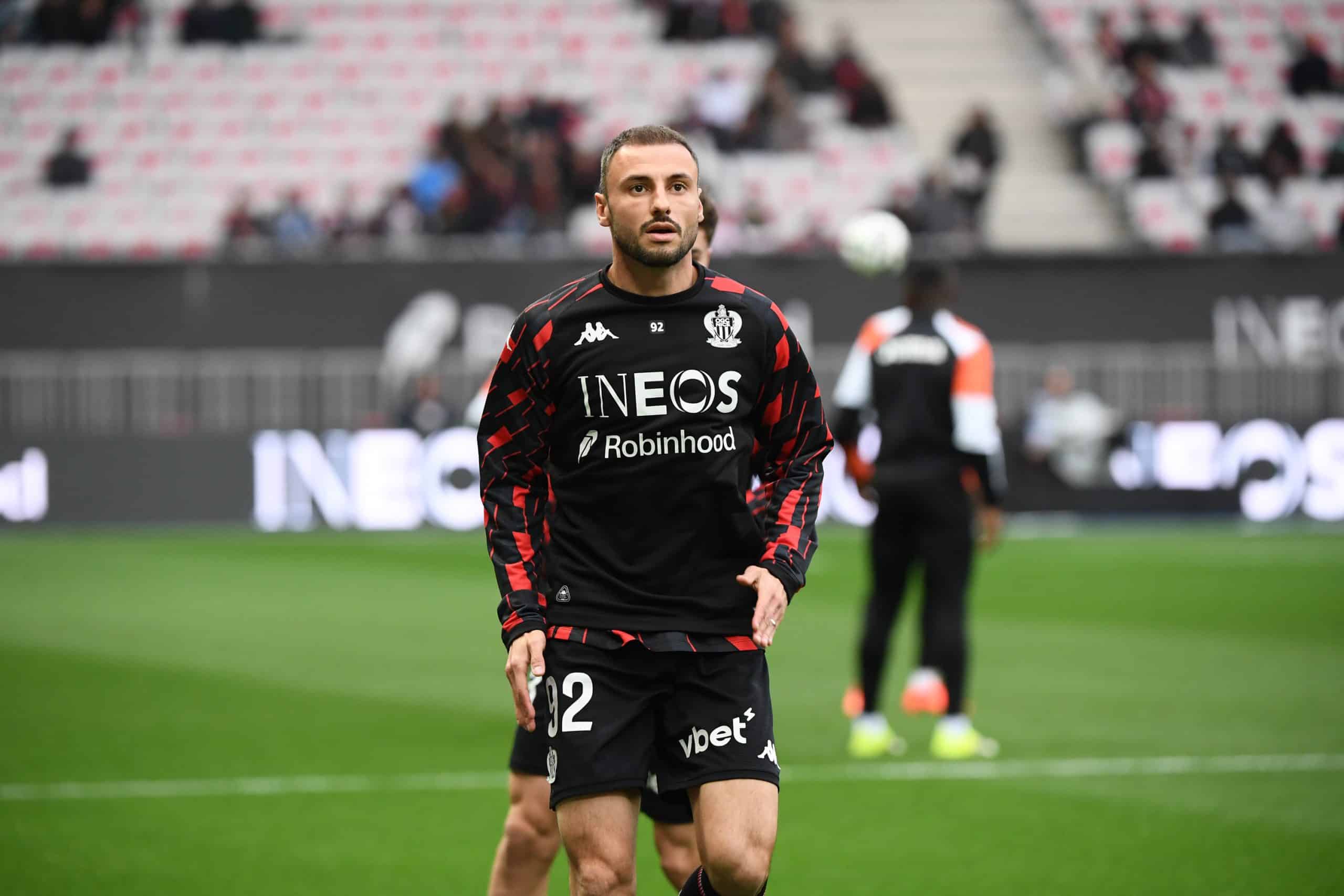 Jonathan Clauss à l'échauffement avant un match de l'OGC Nice.