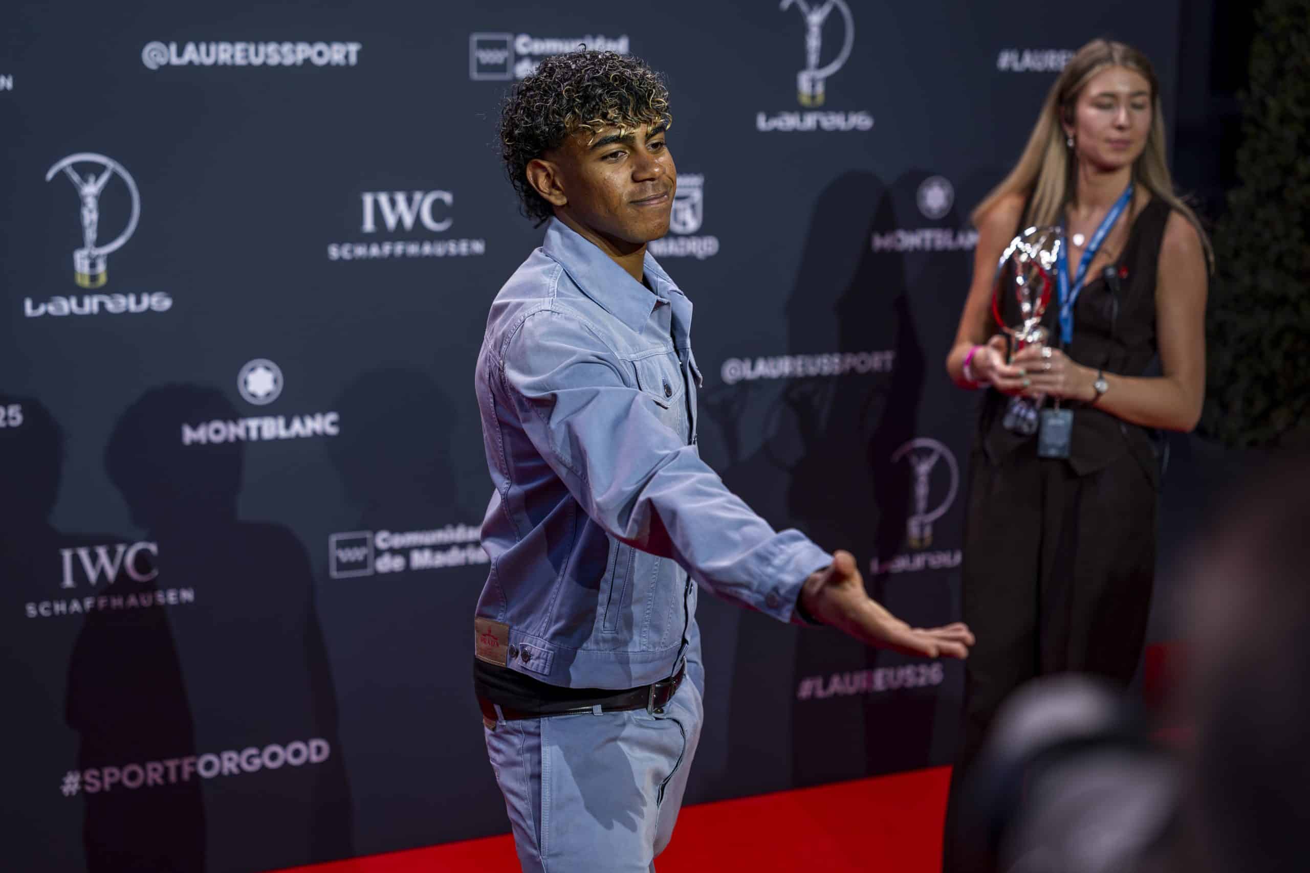 Lamine Yamal tendant la main à un supporter lors des Laureus Awards.