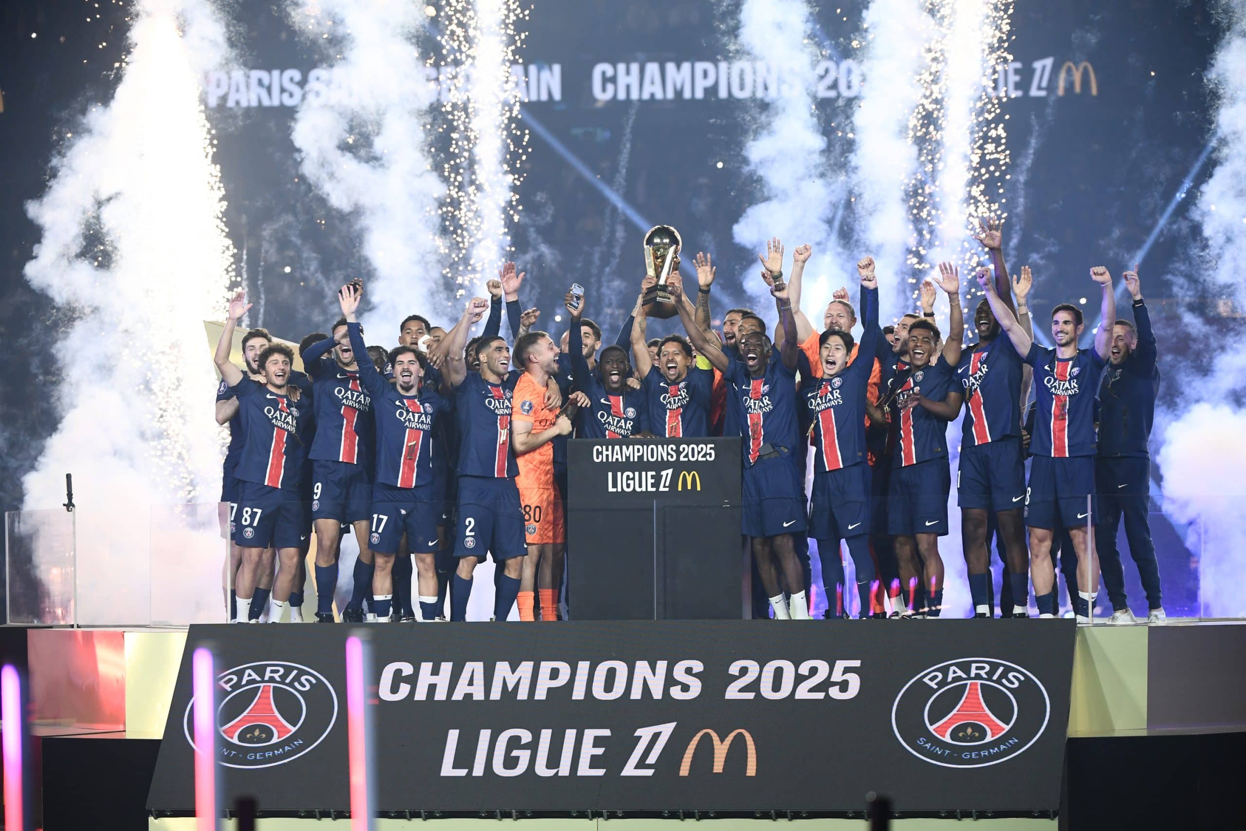 Les Parisiens soulevant le trophée de la Ligue 1 en 2024-2025