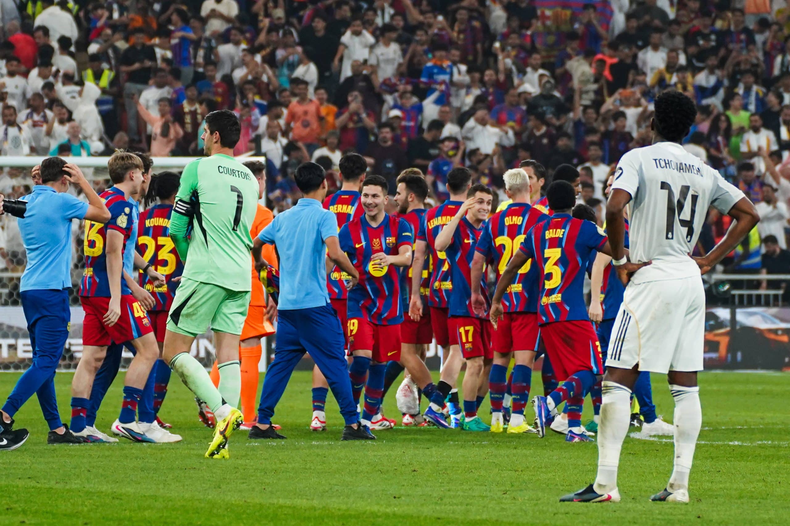 Les joueurs du FC Barcelone célébrant la victoire en Supercoupe d'Espagne sous les yeux de Tchouaméni.