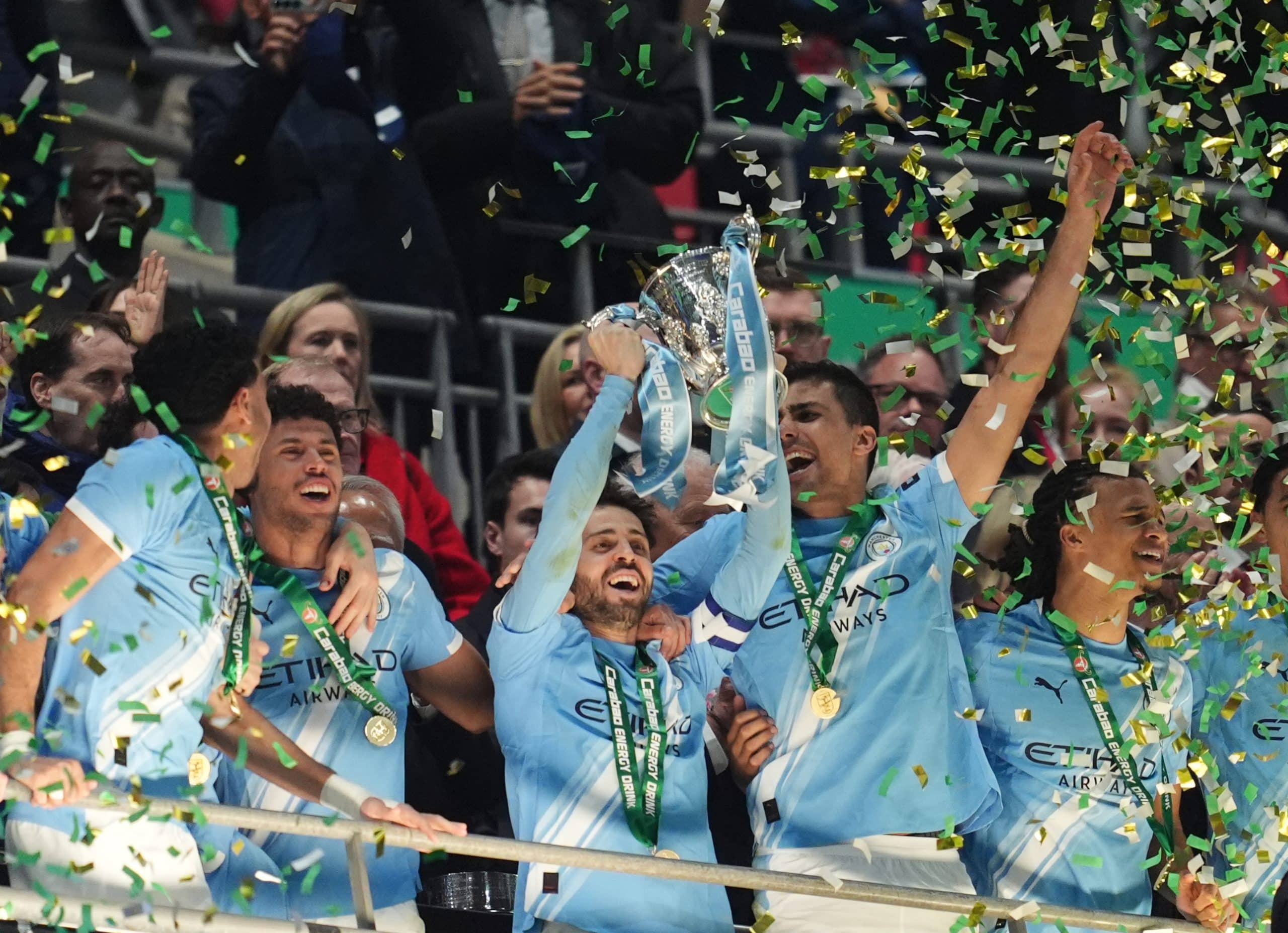 Bernardo Silva levant le trophée de la Coupe de la League.